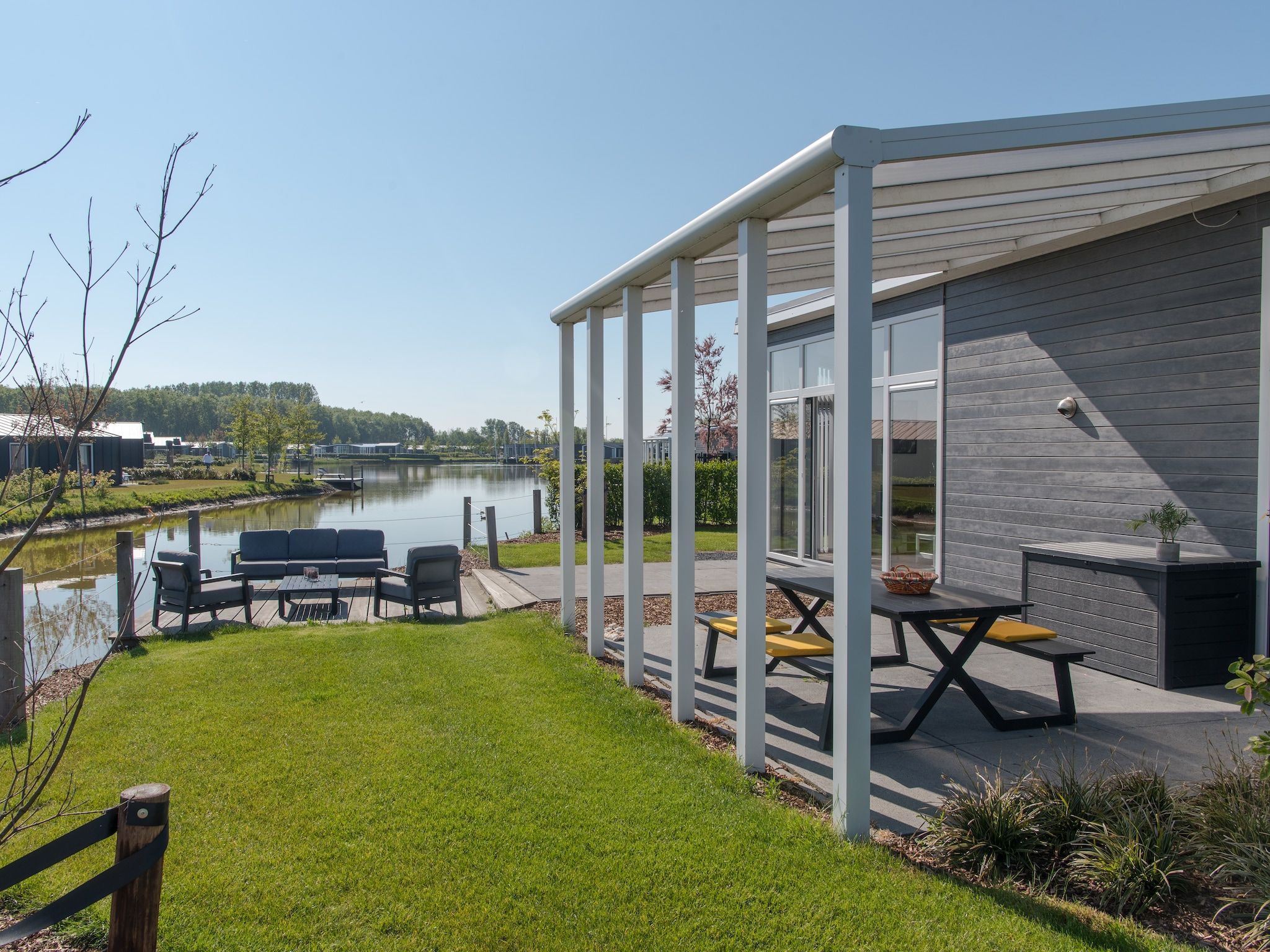 De buitenkant van Water Resort Oosterschelde 38 in Wemeldinge