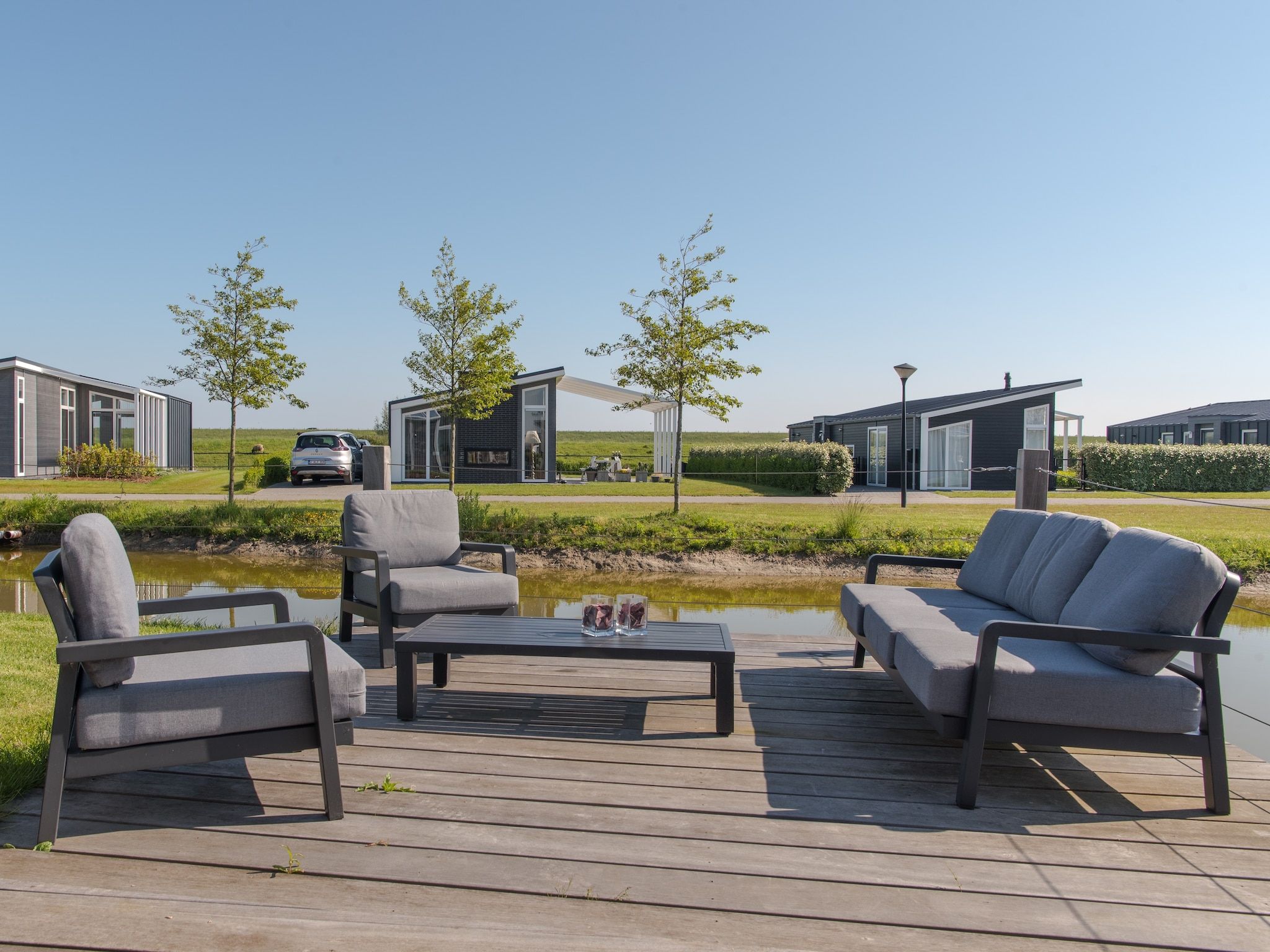 Het terras van Water Resort Oosterschelde 38 in Wemeldinge