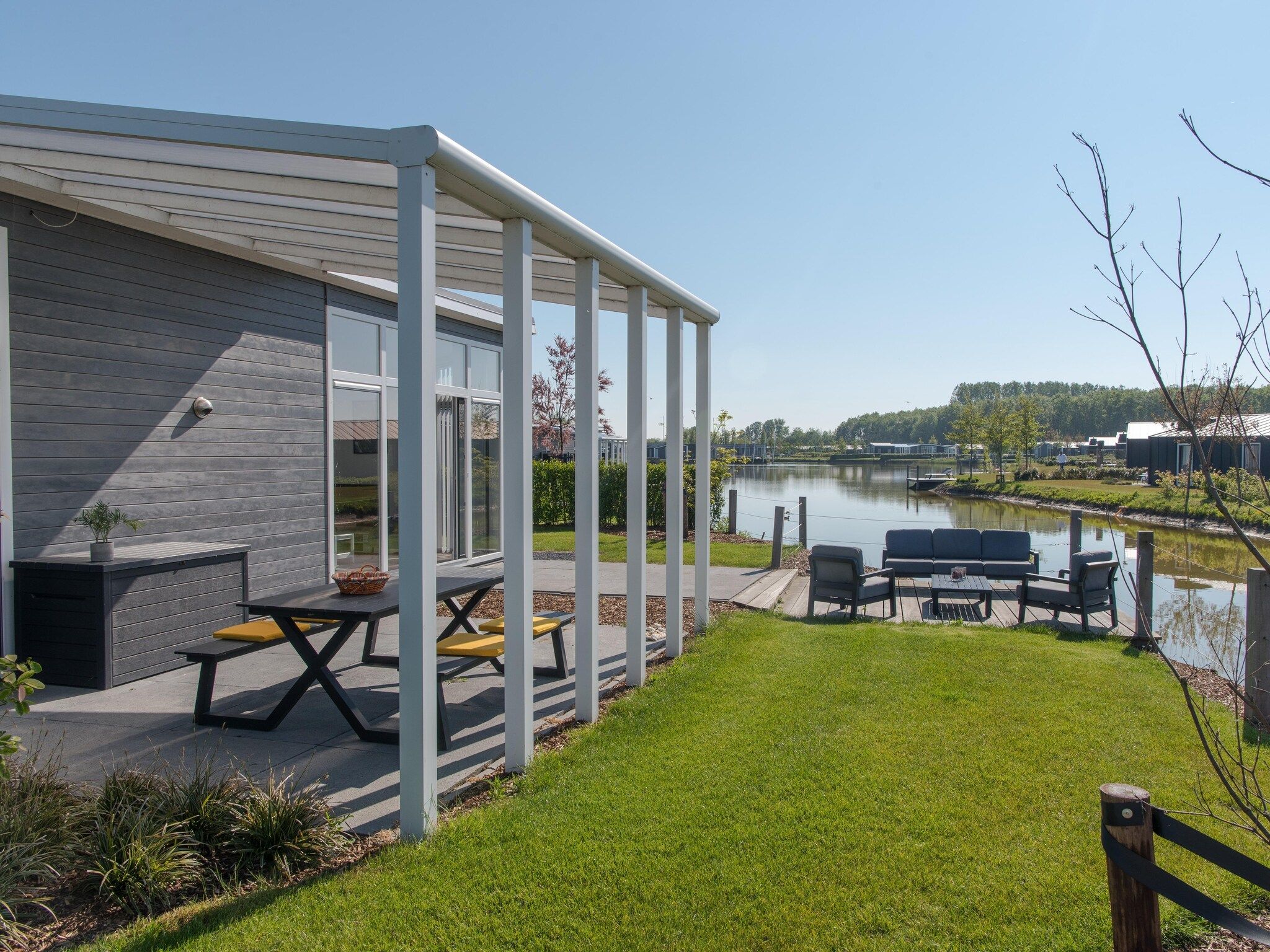 De buitenkant van Water Resort Oosterschelde 38 in Wemeldinge