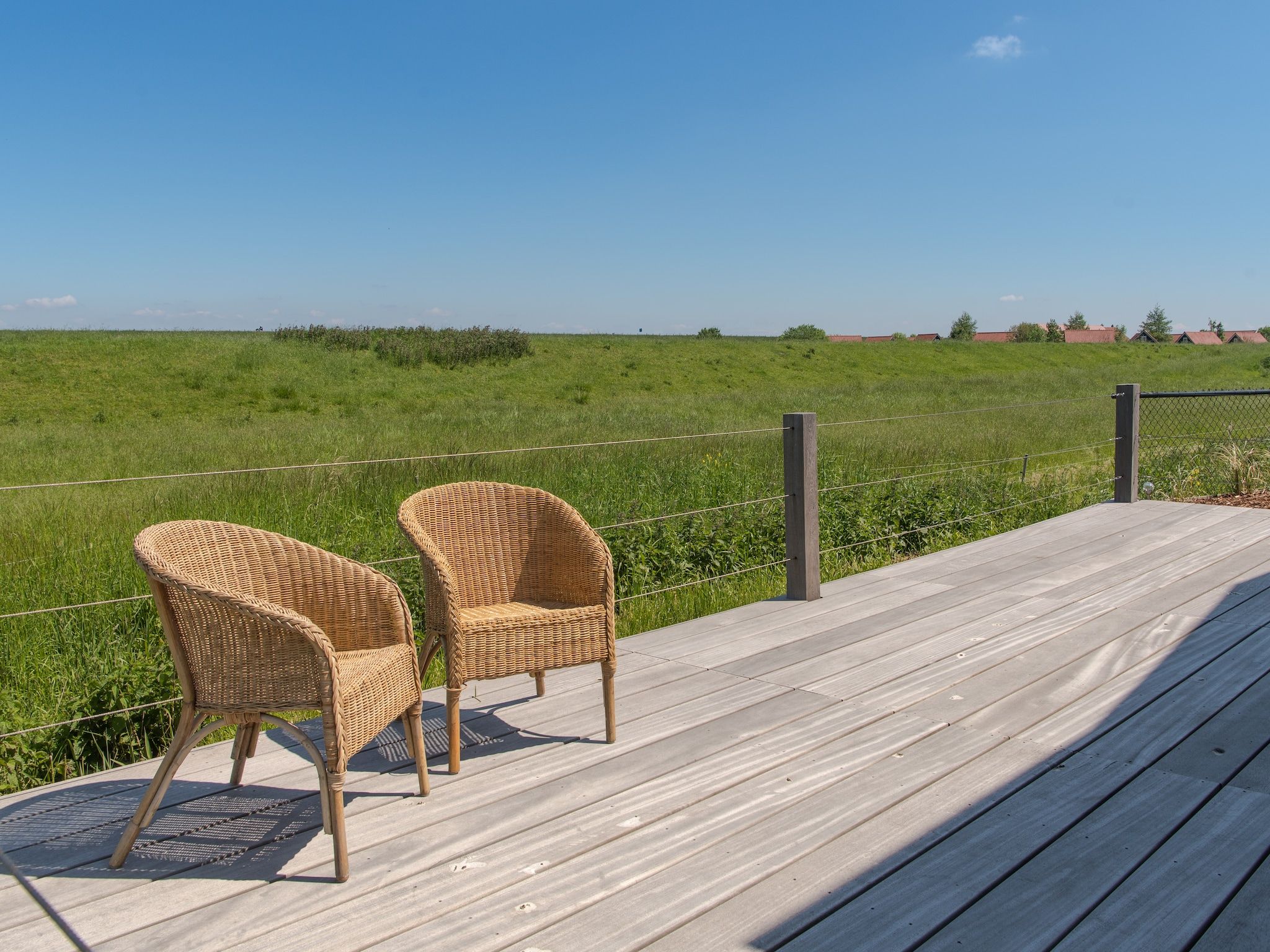 Het terras van Water Resort Oosterschelde 59 in Wemeldinge