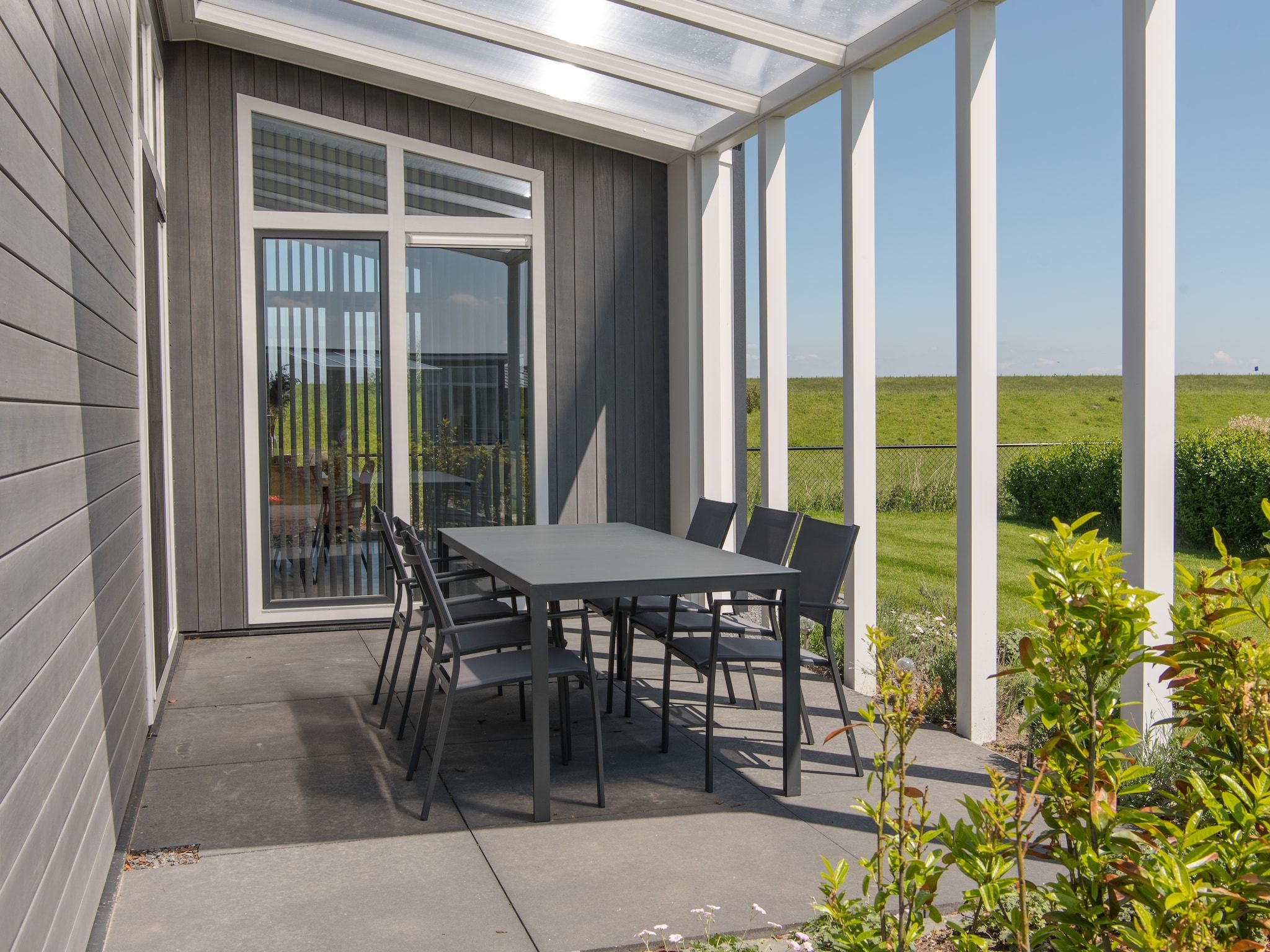 Het terras van Water Resort Oosterschelde 59 in Wemeldinge