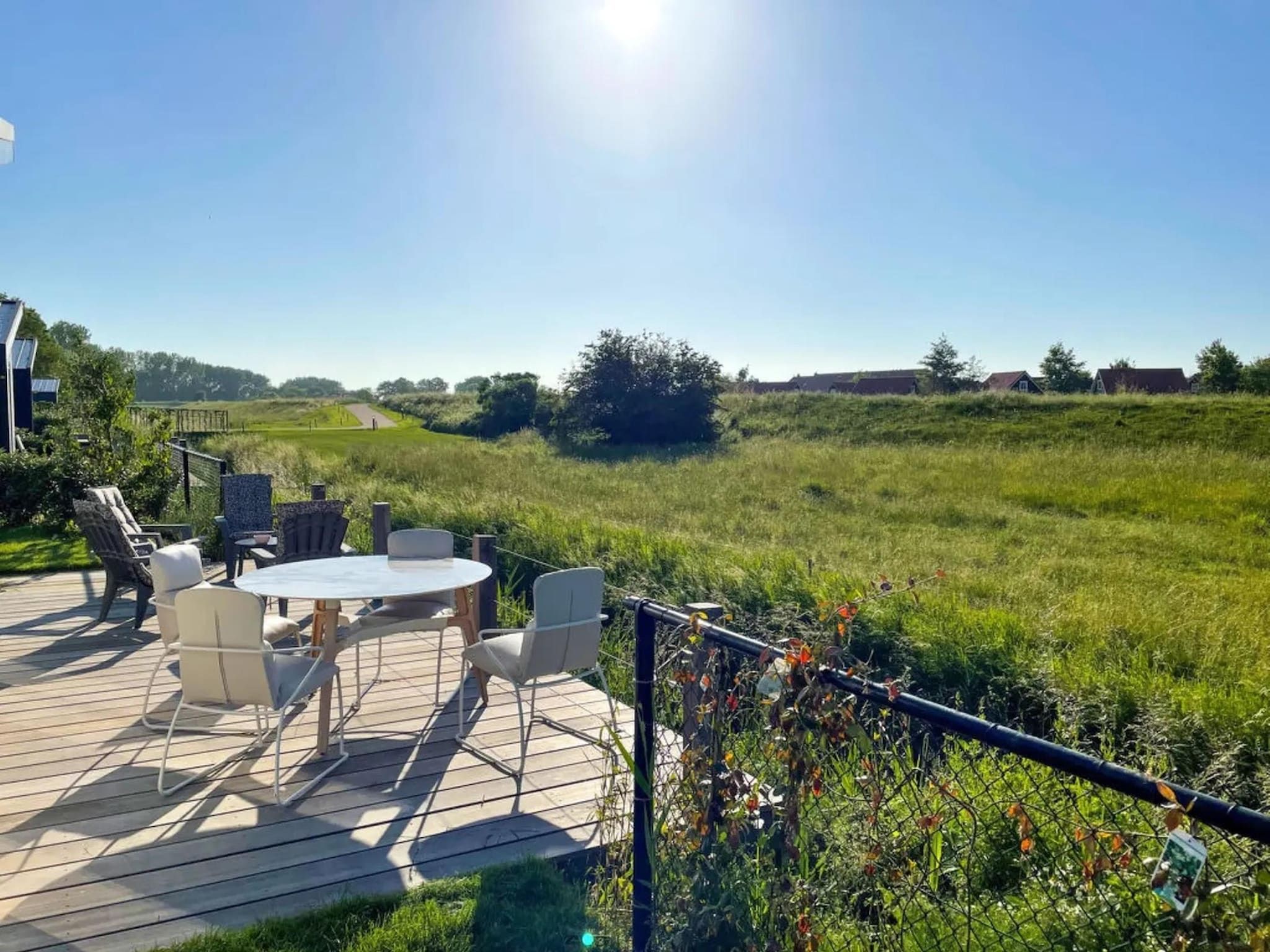 Het terras van Water Resort Oosterschelde 73 in Wemeldinge