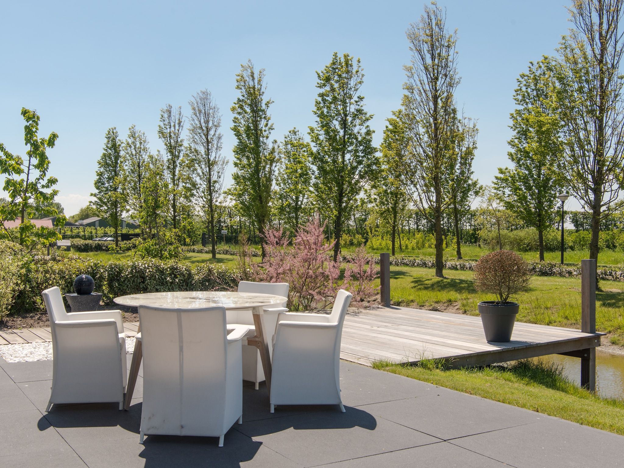 De tuin van Water Resort Oosterschelde 76 in Wemeldinge