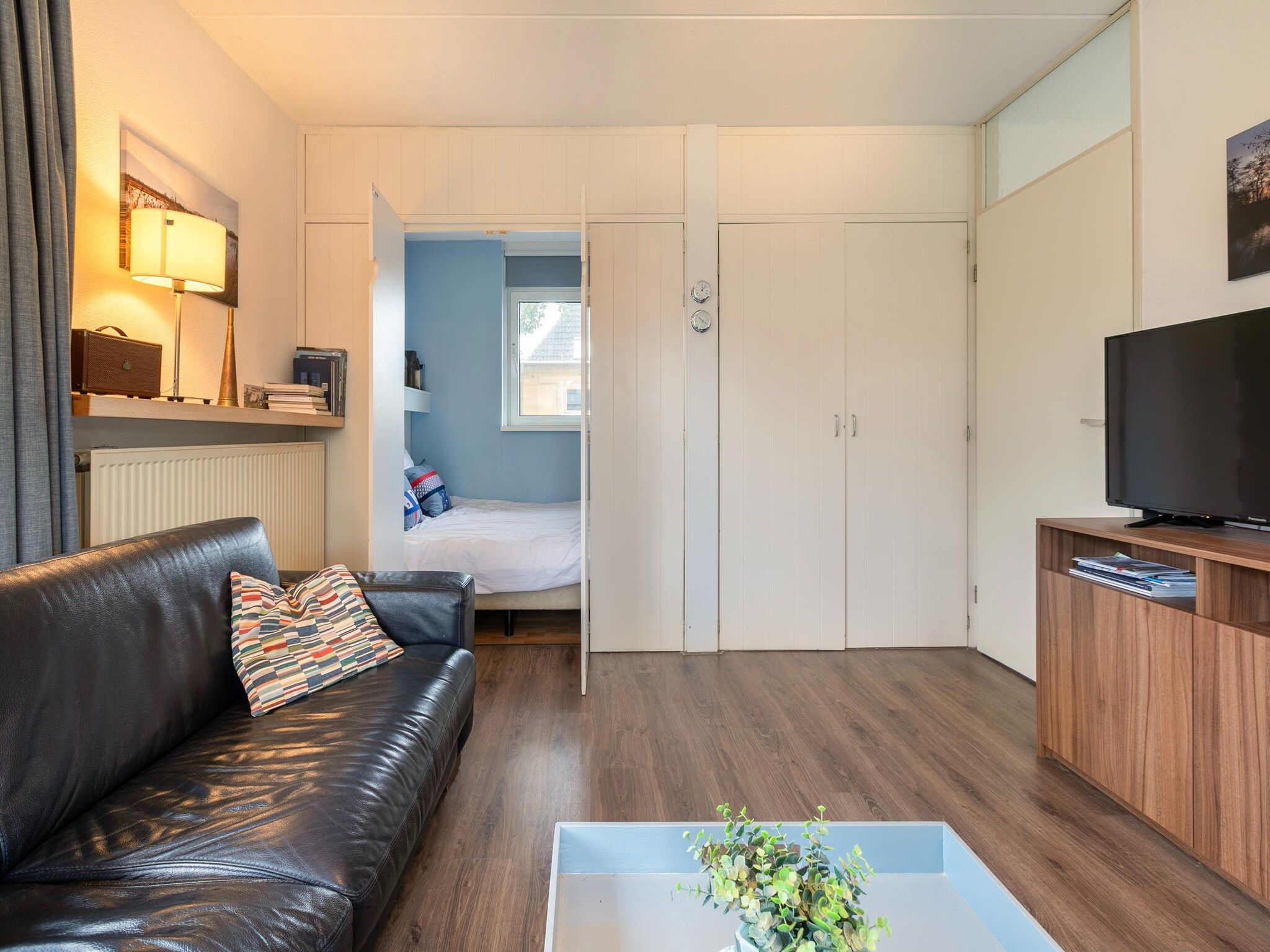 De woonkamer van Buitenplaats It Wiid 8 in Eernewoud