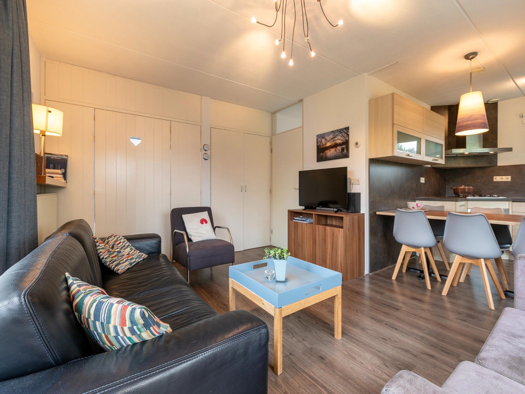 De woonkamer van Buitenplaats It Wiid 8 in Eernewoud