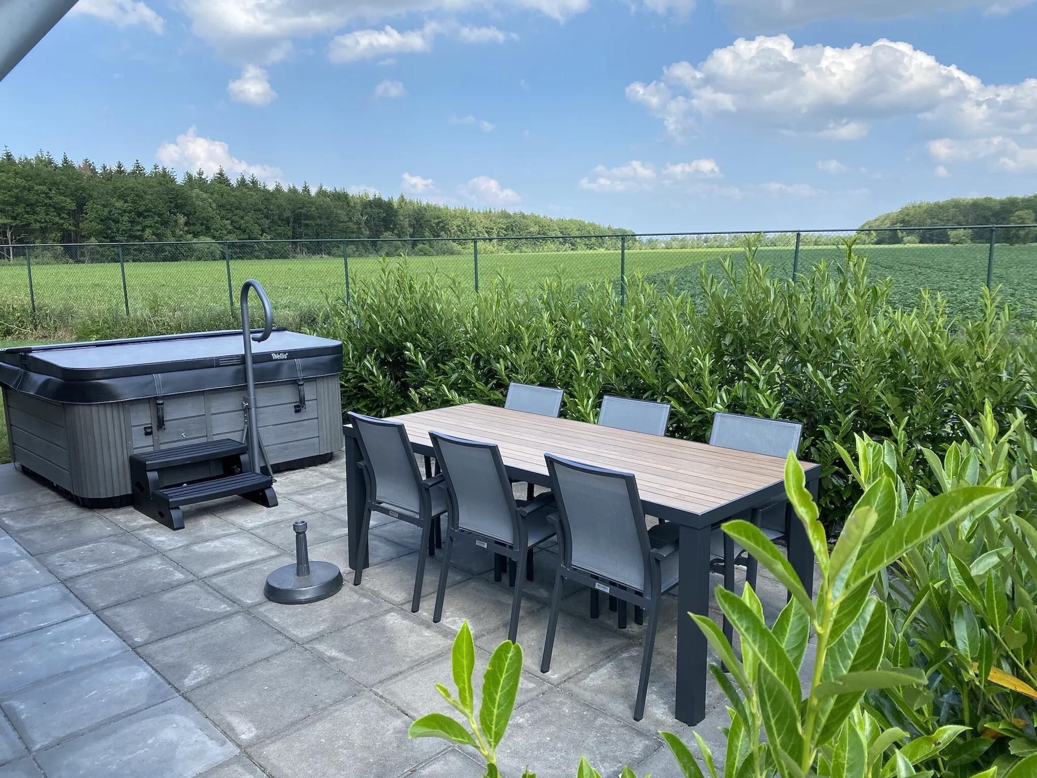 Het terras van Villaparc Schoonhovenseland 2 in Hollandscheveld