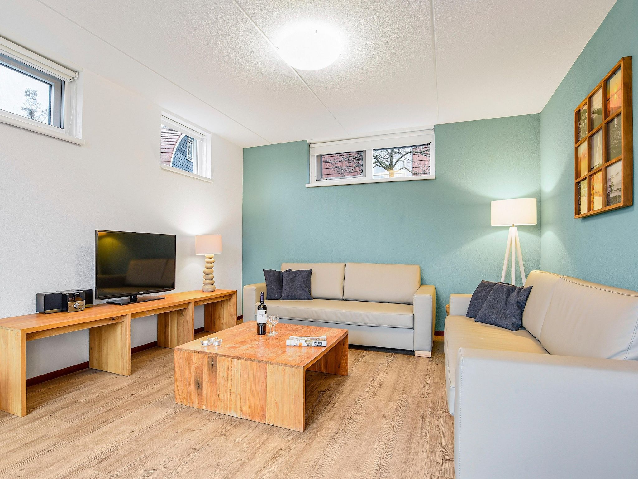 De woonkamer van Waterpark De Bloemert 1 in Midlaren