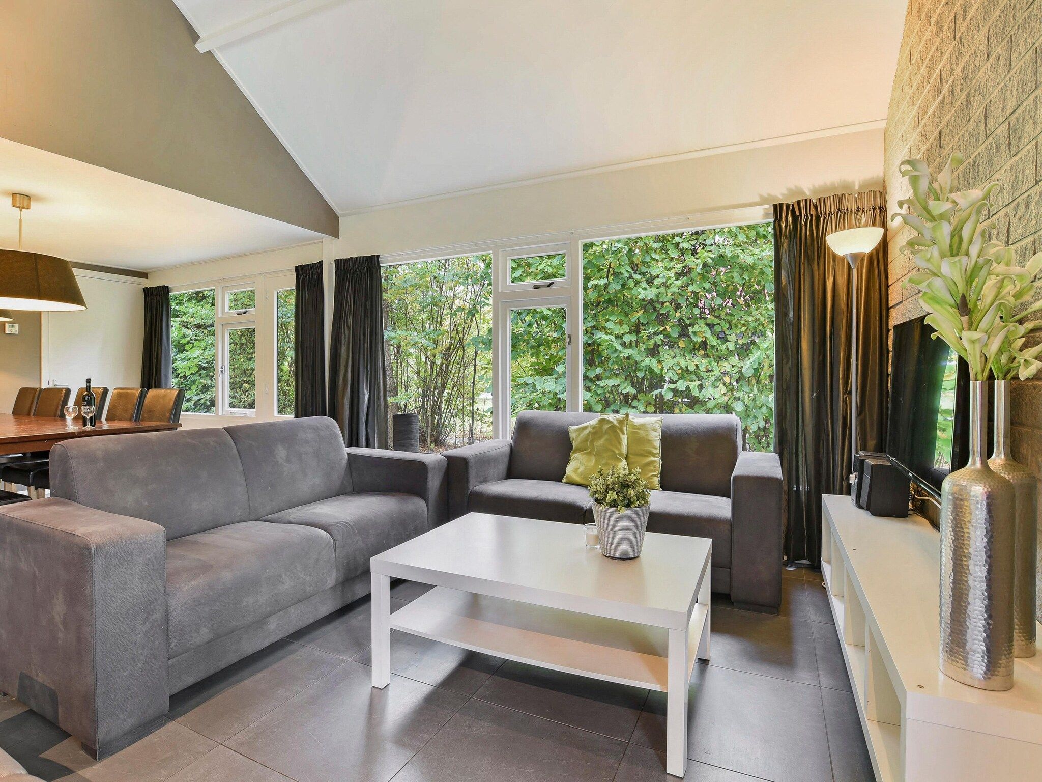 De woonkamer van Waterpark De Bloemert 3 in Midlaren