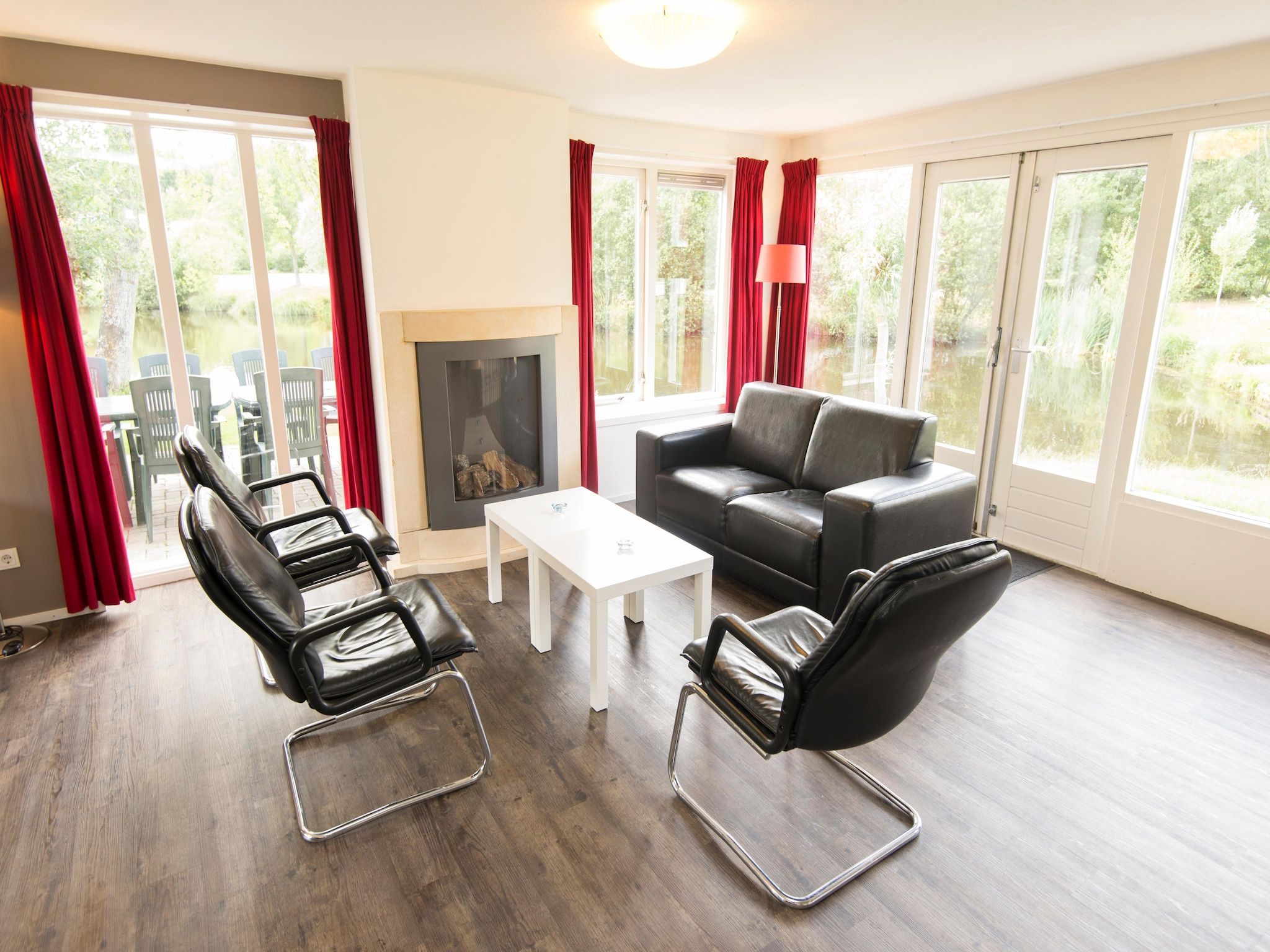 De woonkamer van Waterpark De Bloemert 4 in Midlaren