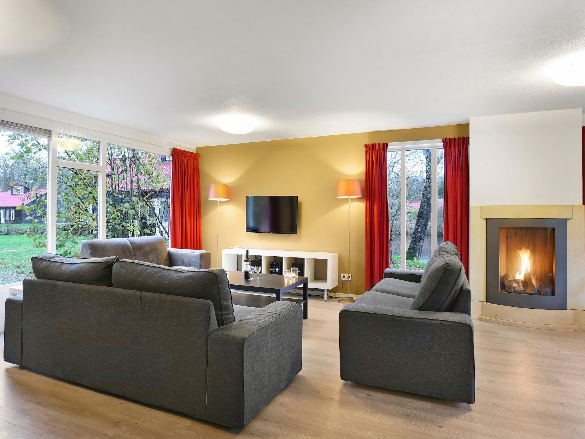 De woonkamer van Waterpark De Bloemert 4 in Midlaren