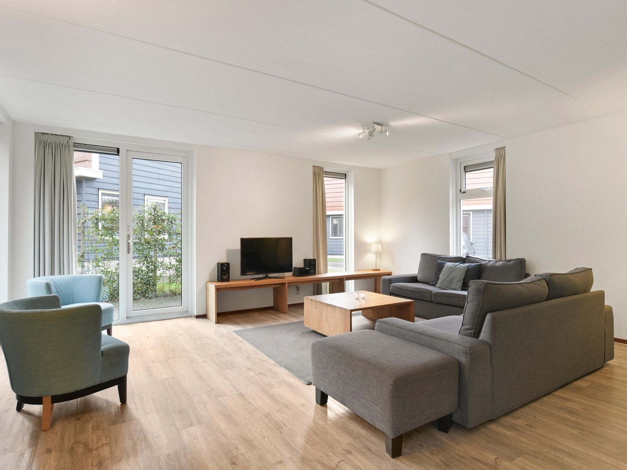 De woonkamer van Waterpark De Bloemert 5 in Midlaren