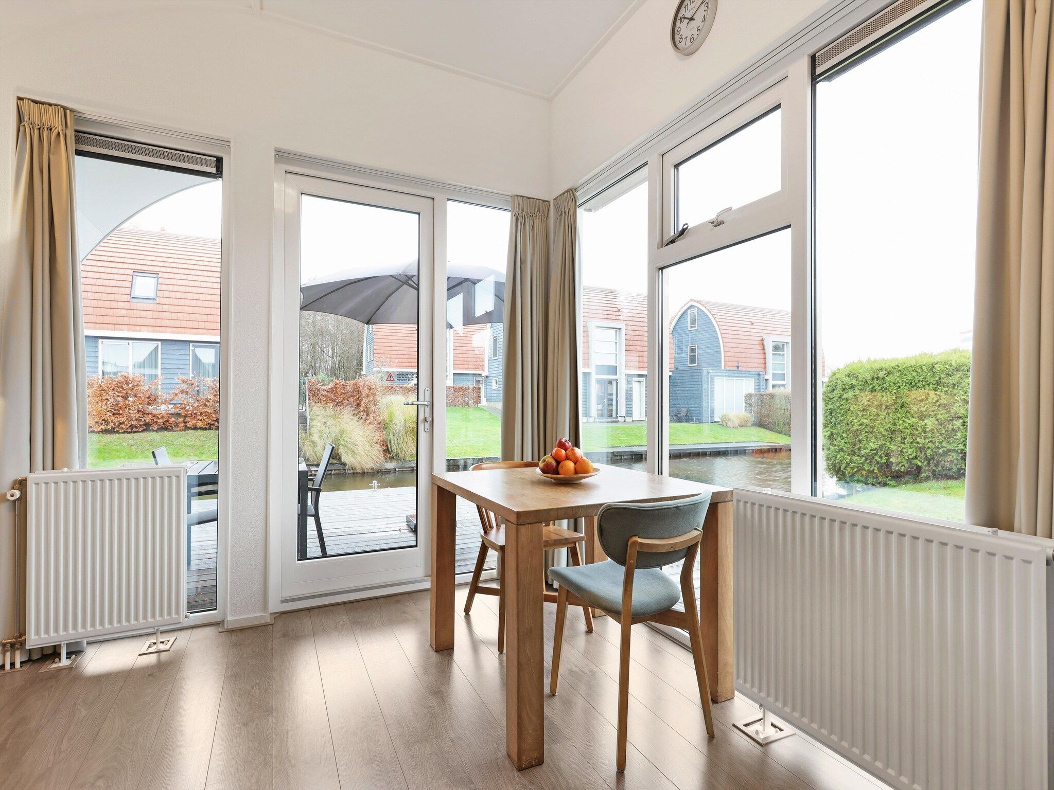 De woonkamer van Waterpark De Bloemert 6 in Midlaren