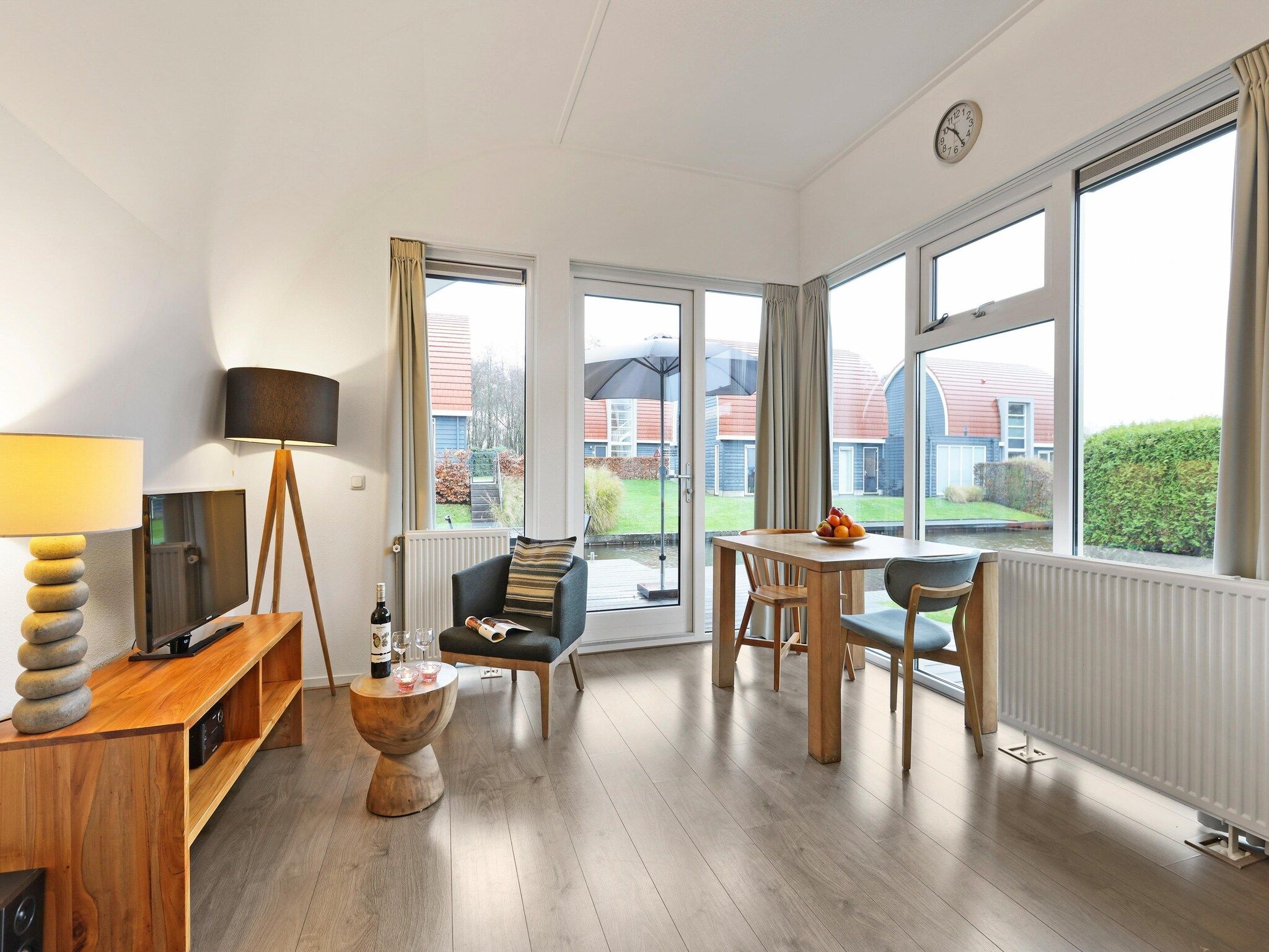 De woonkamer van Waterpark De Bloemert 6 in Midlaren