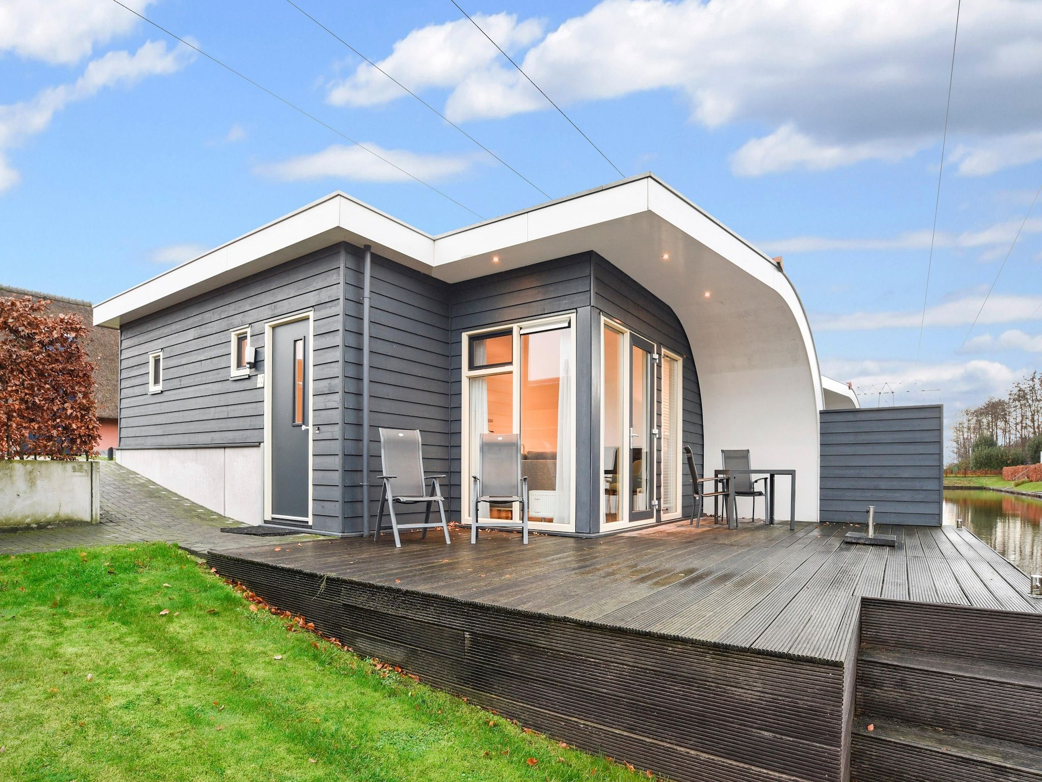 Het terras van Waterpark De Bloemert 7 in Midlaren