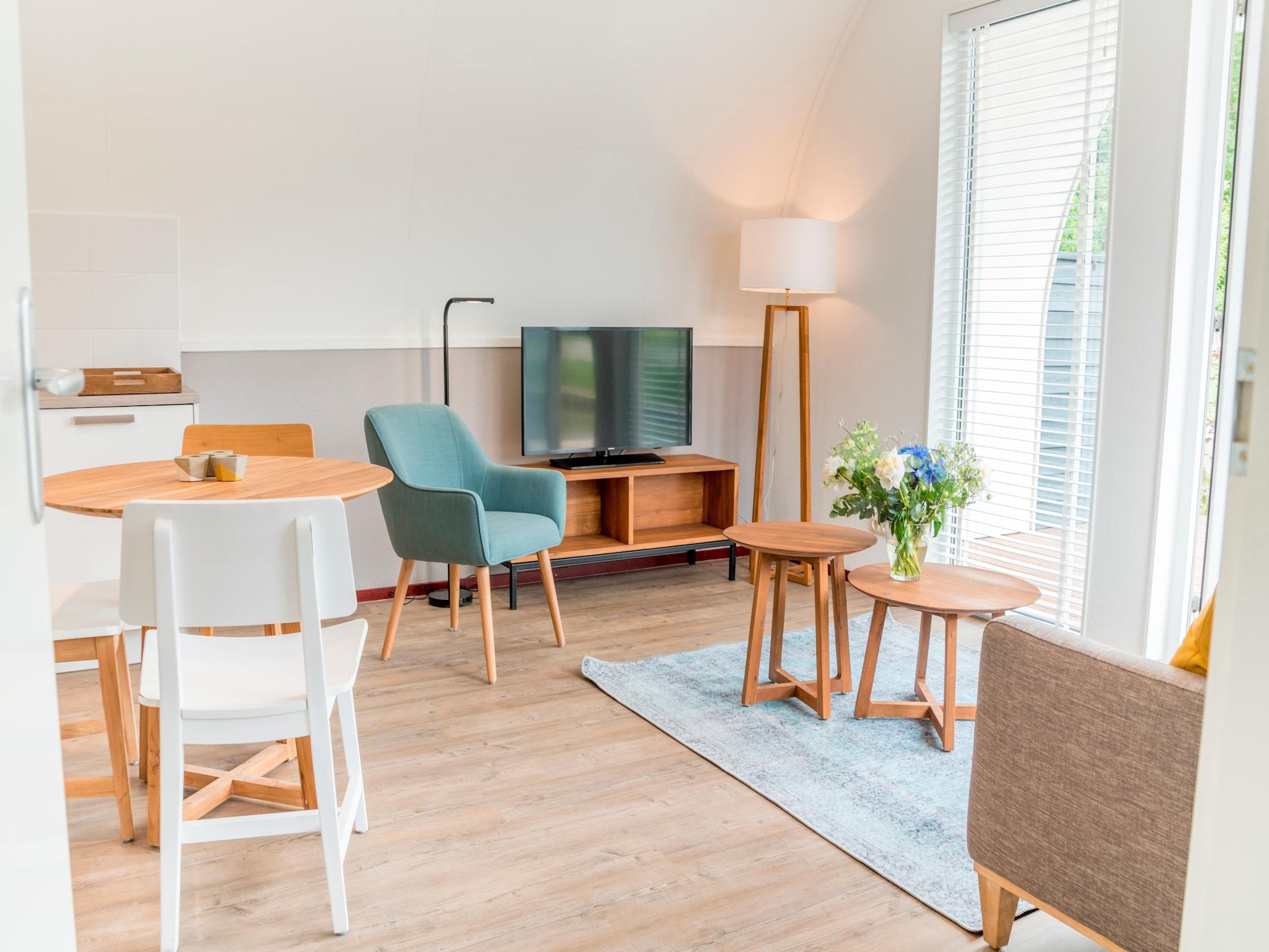 De woonkamer van Waterpark De Bloemert 7 in Midlaren