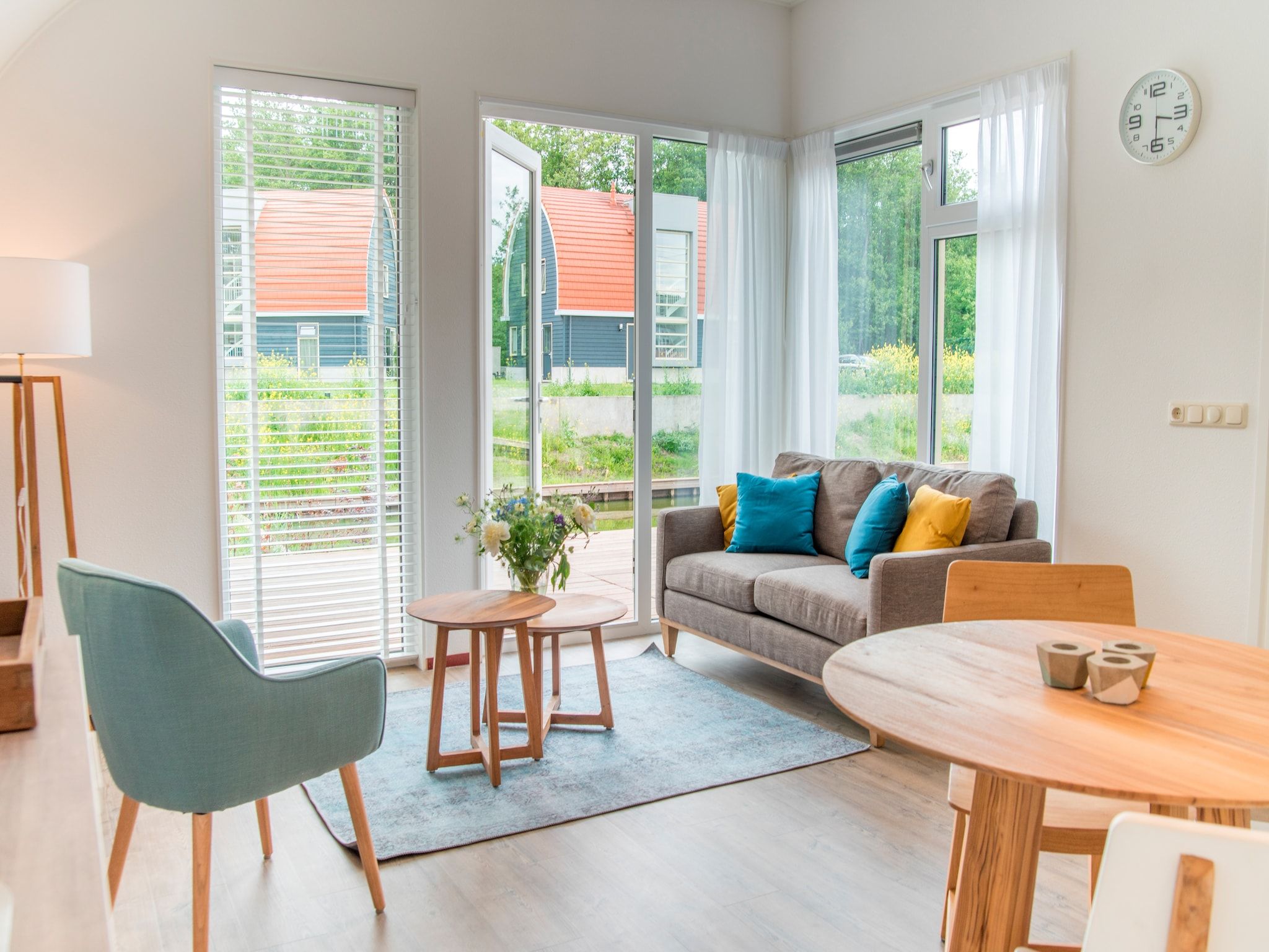 De woonkamer van Waterpark De Bloemert 7 in Midlaren