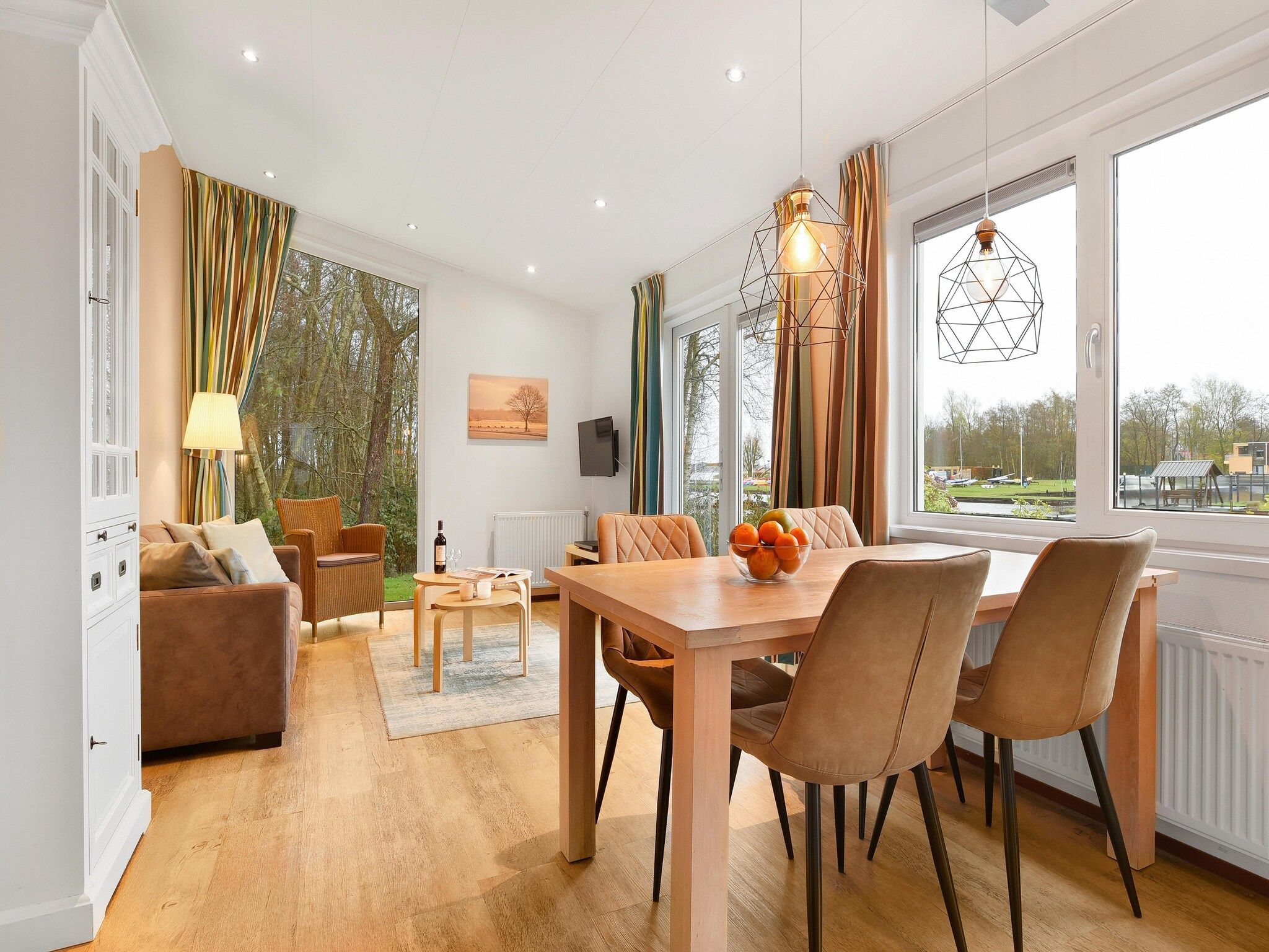 De woonkamer van Waterpark De Bloemert 8 in Midlaren