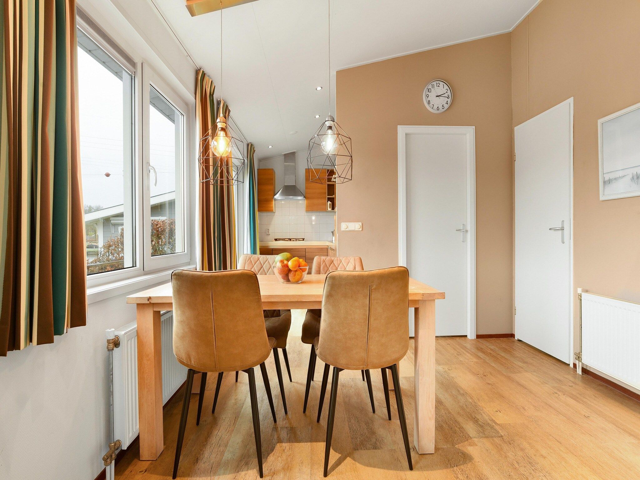 De woonkamer van Waterpark De Bloemert 8 in Midlaren