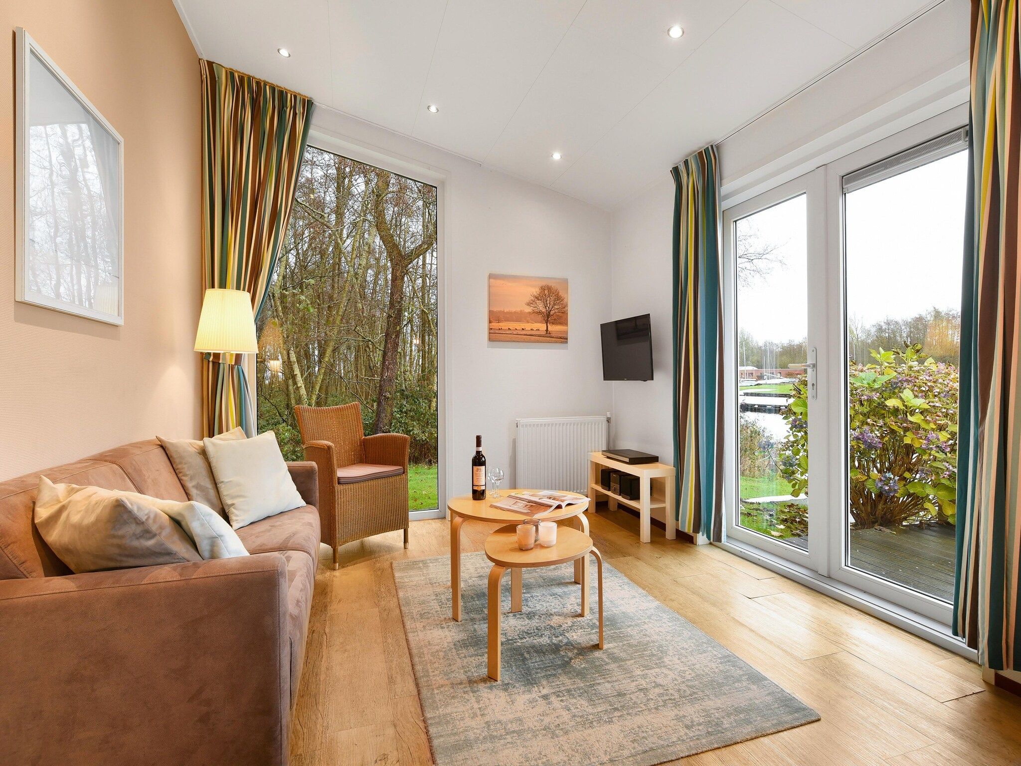 De woonkamer van Waterpark De Bloemert 8 in Midlaren