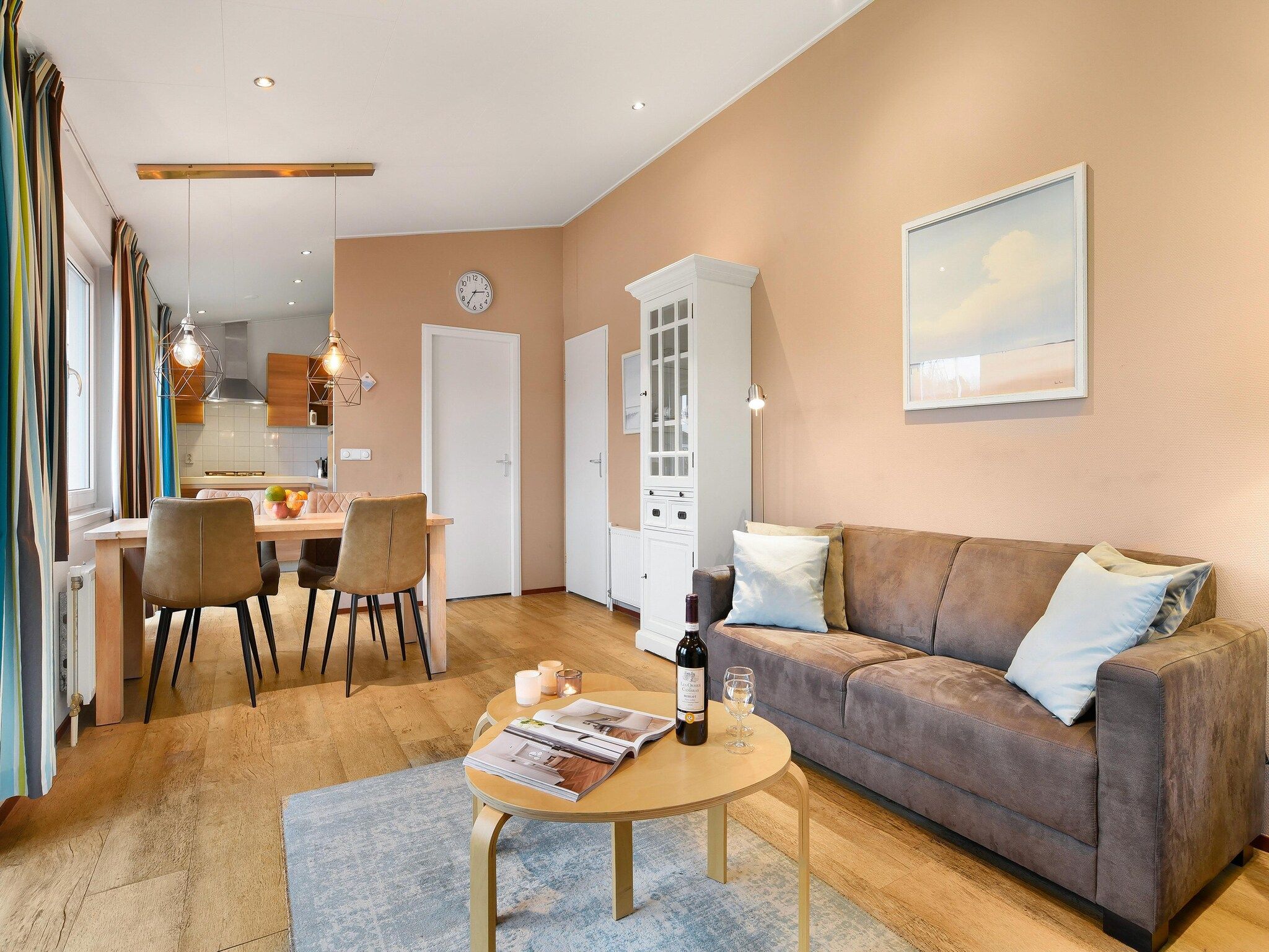 De woonkamer van Waterpark De Bloemert 8 in Midlaren