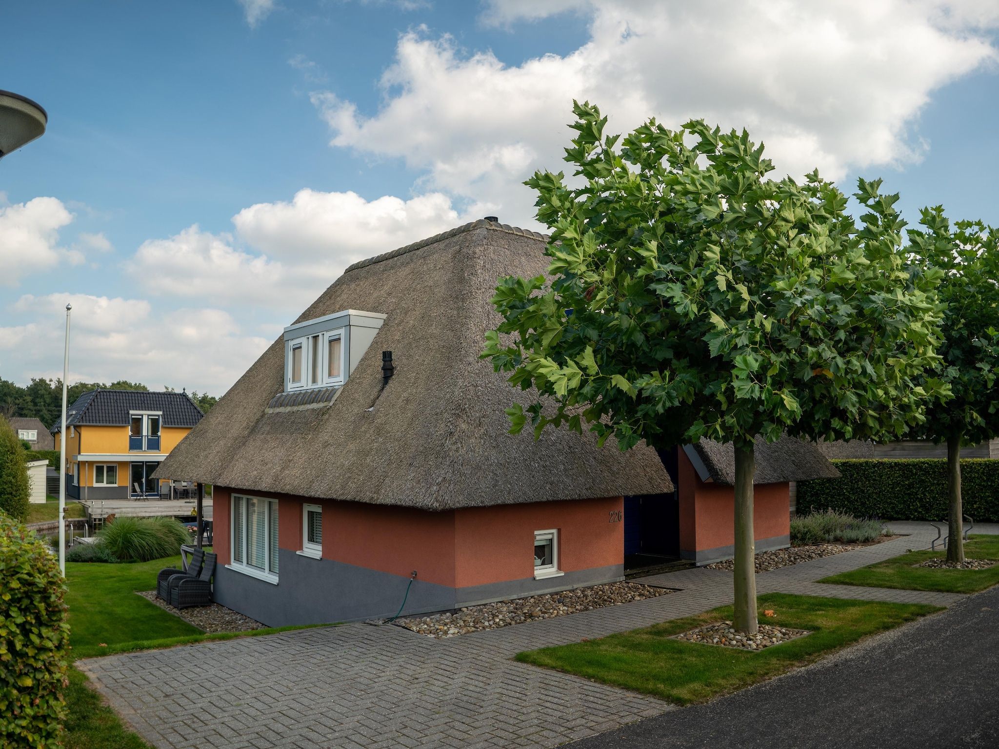 De buitenkant van Waterpark De Bloemert 9 in Midlaren