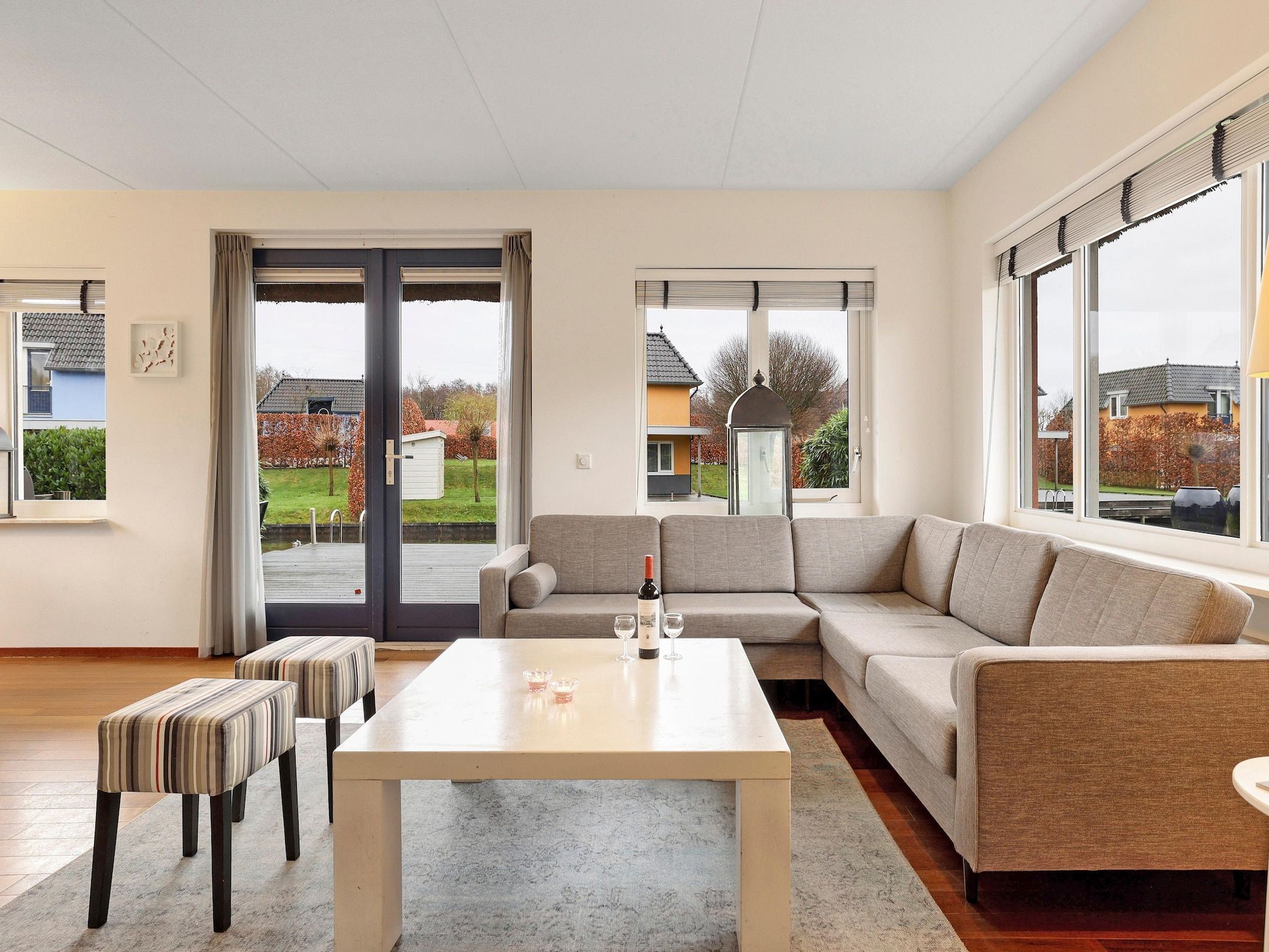 De woonkamer van Waterpark De Bloemert 9 in Midlaren