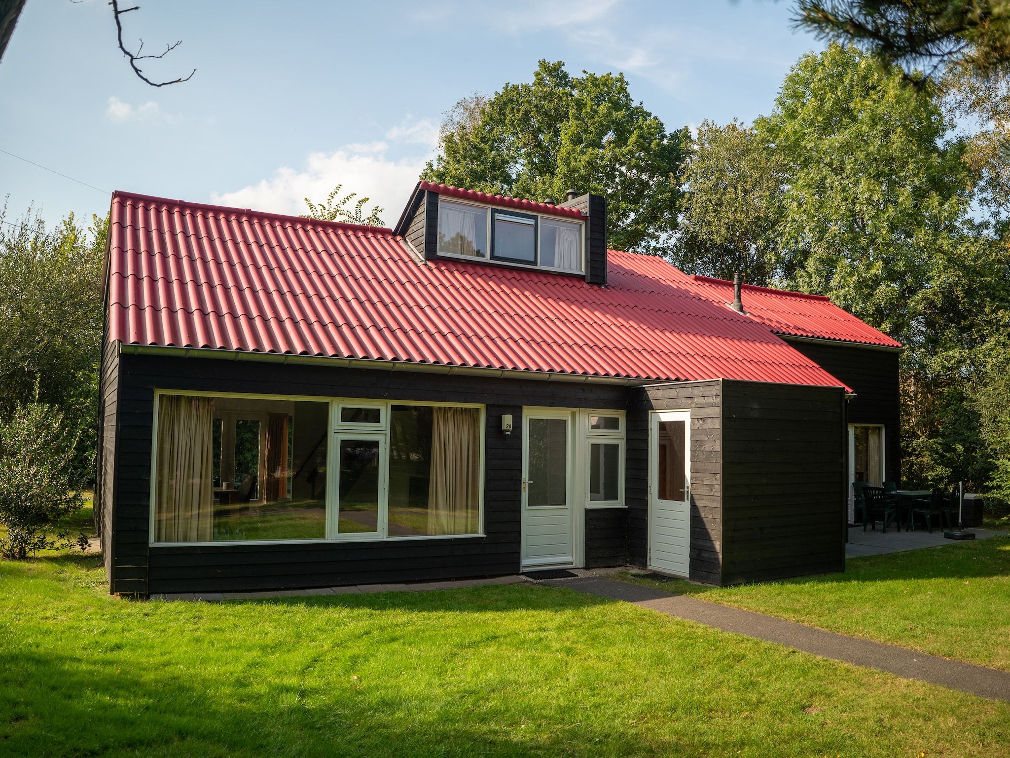 De buitenkant van Waterpark De Bloemert 10 in Midlaren