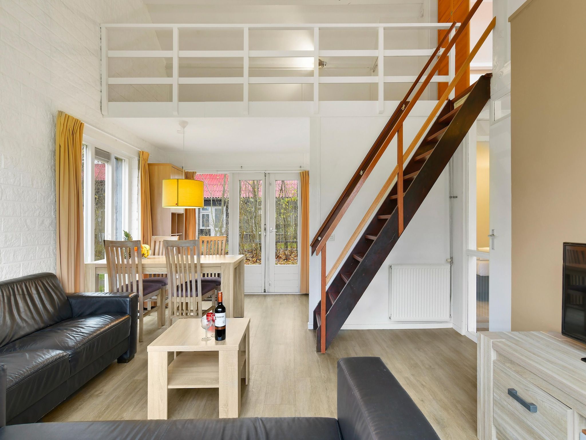 De woonkamer van Waterpark De Bloemert 10 in Midlaren