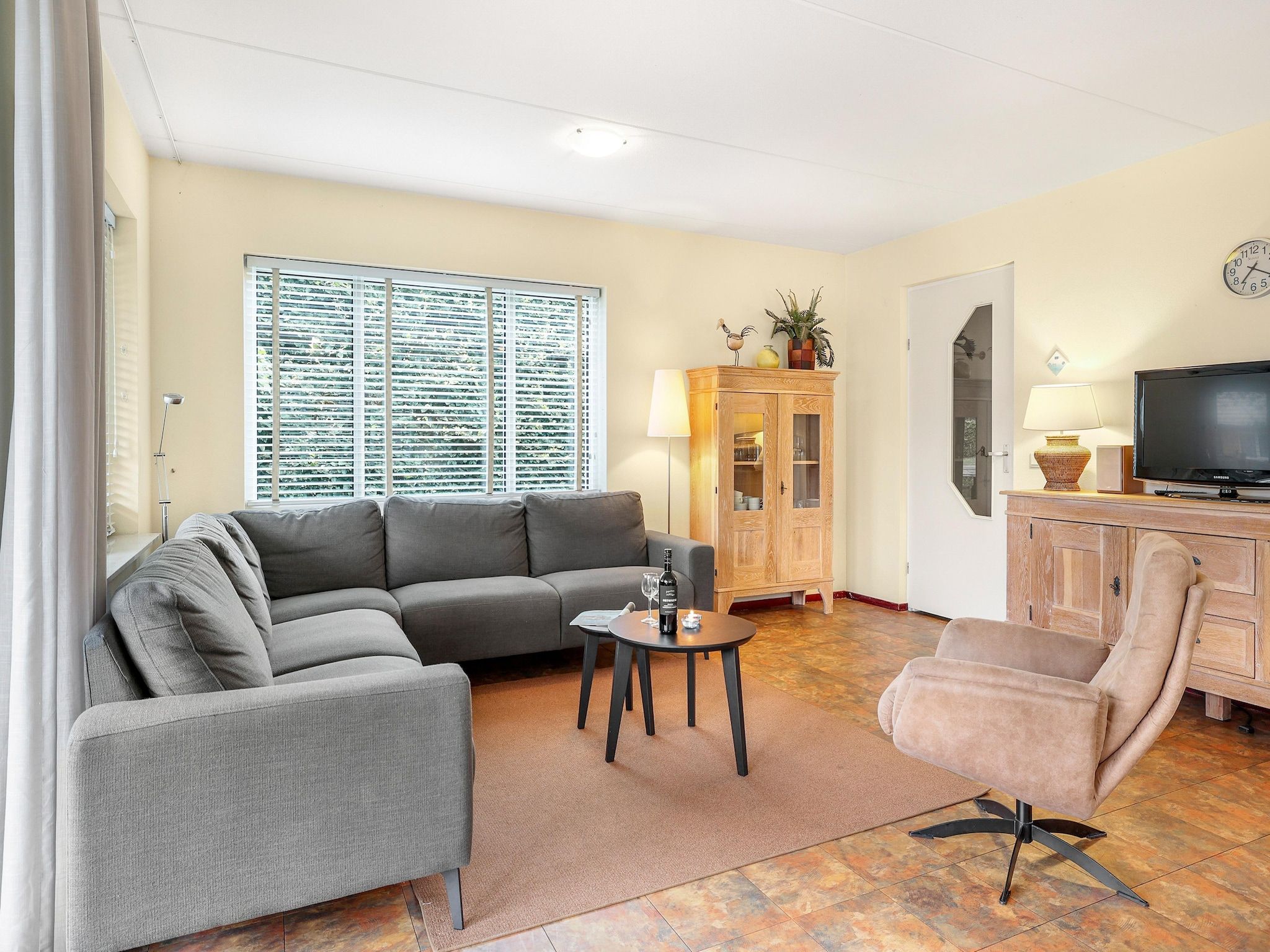 De woonkamer van Waterpark De Bloemert 11 in Midlaren