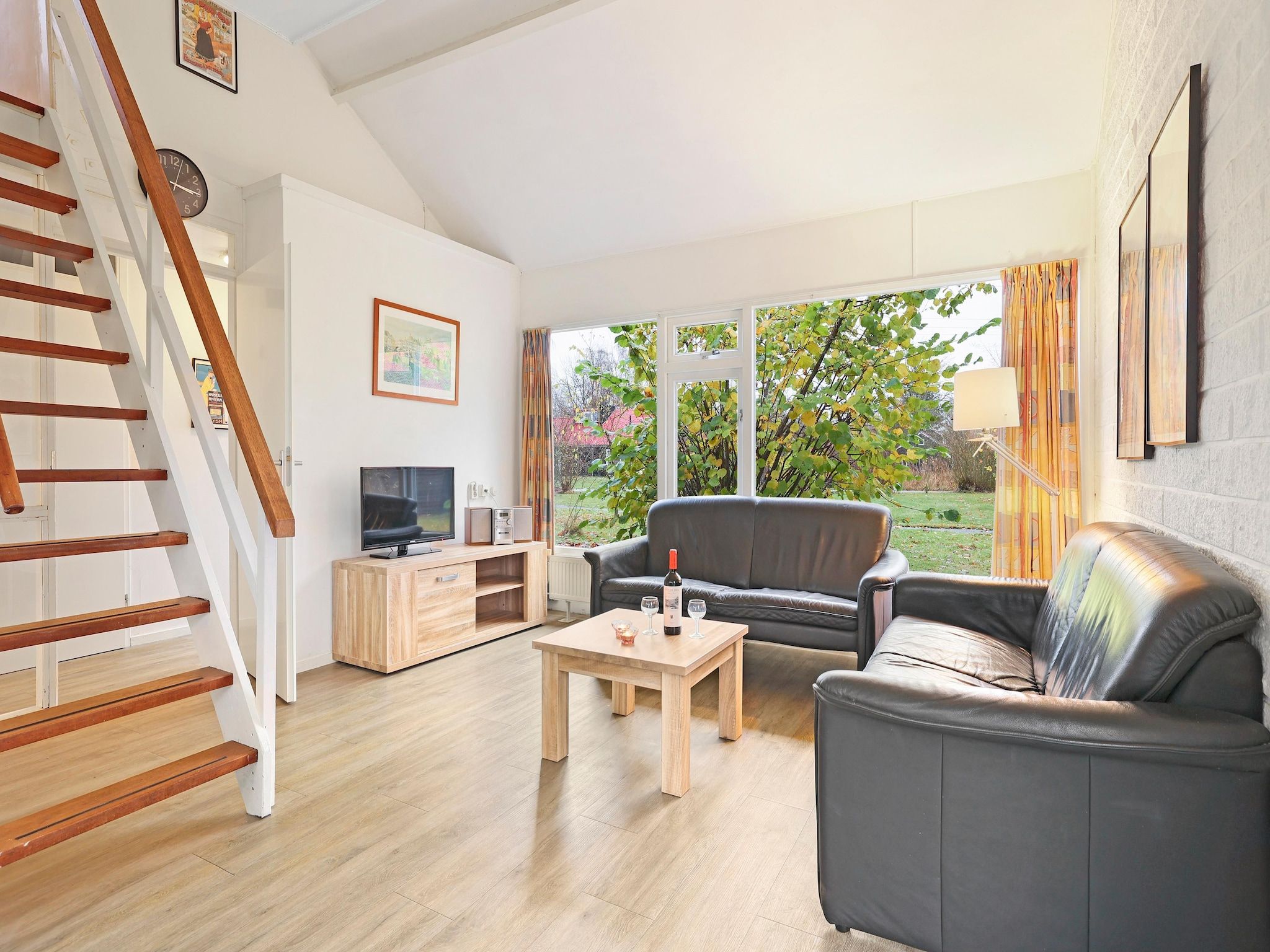 De woonkamer van Waterpark De Bloemert 12 in Midlaren