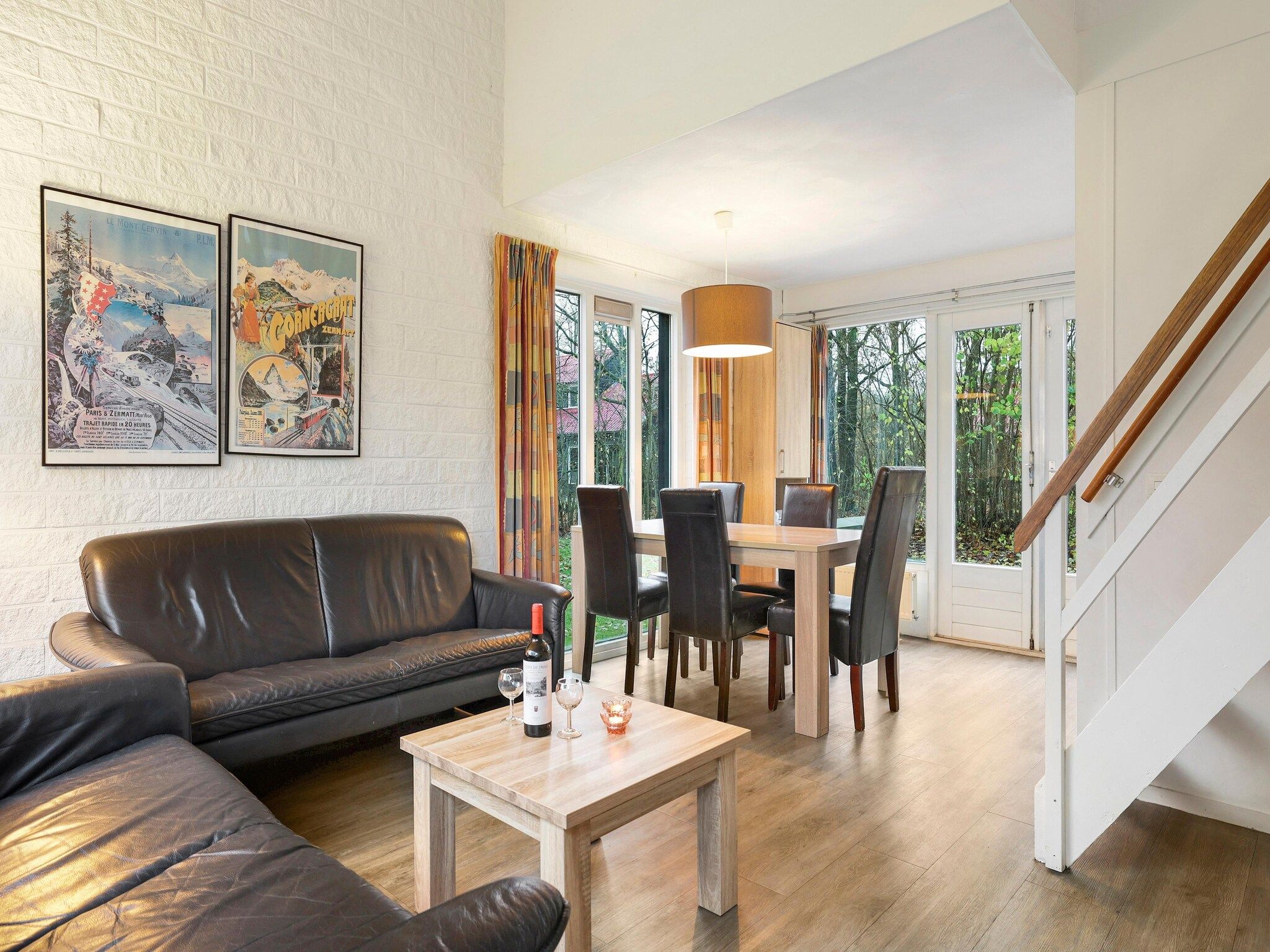 De woonkamer van Waterpark De Bloemert 12 in Midlaren