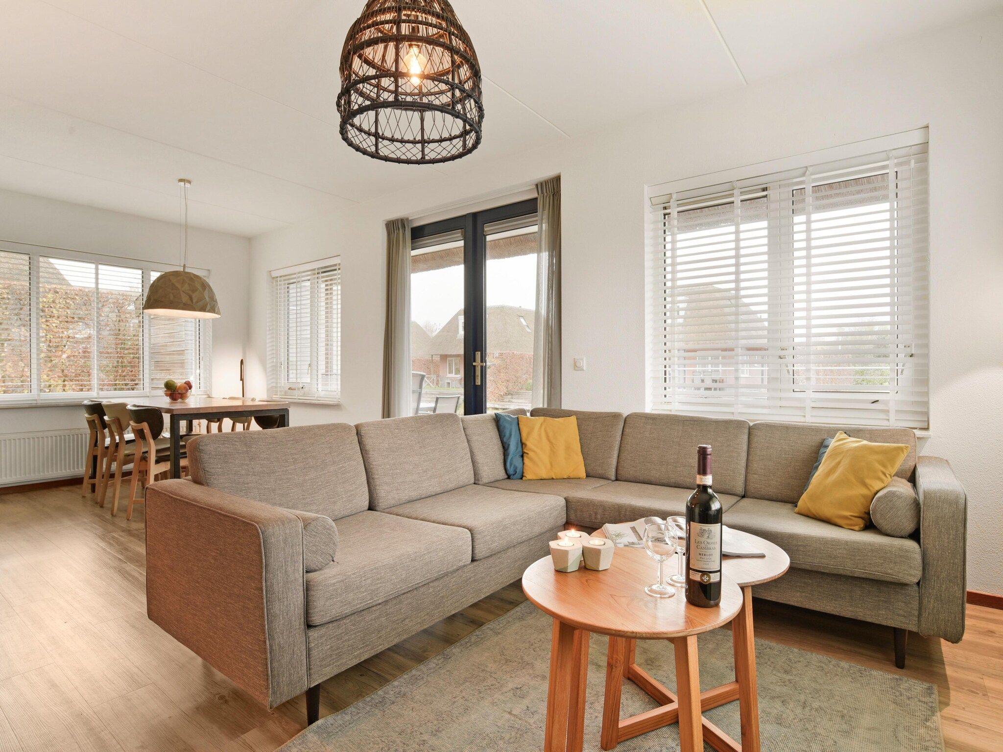 De woonkamer van Waterpark De Bloemert 13 in Midlaren