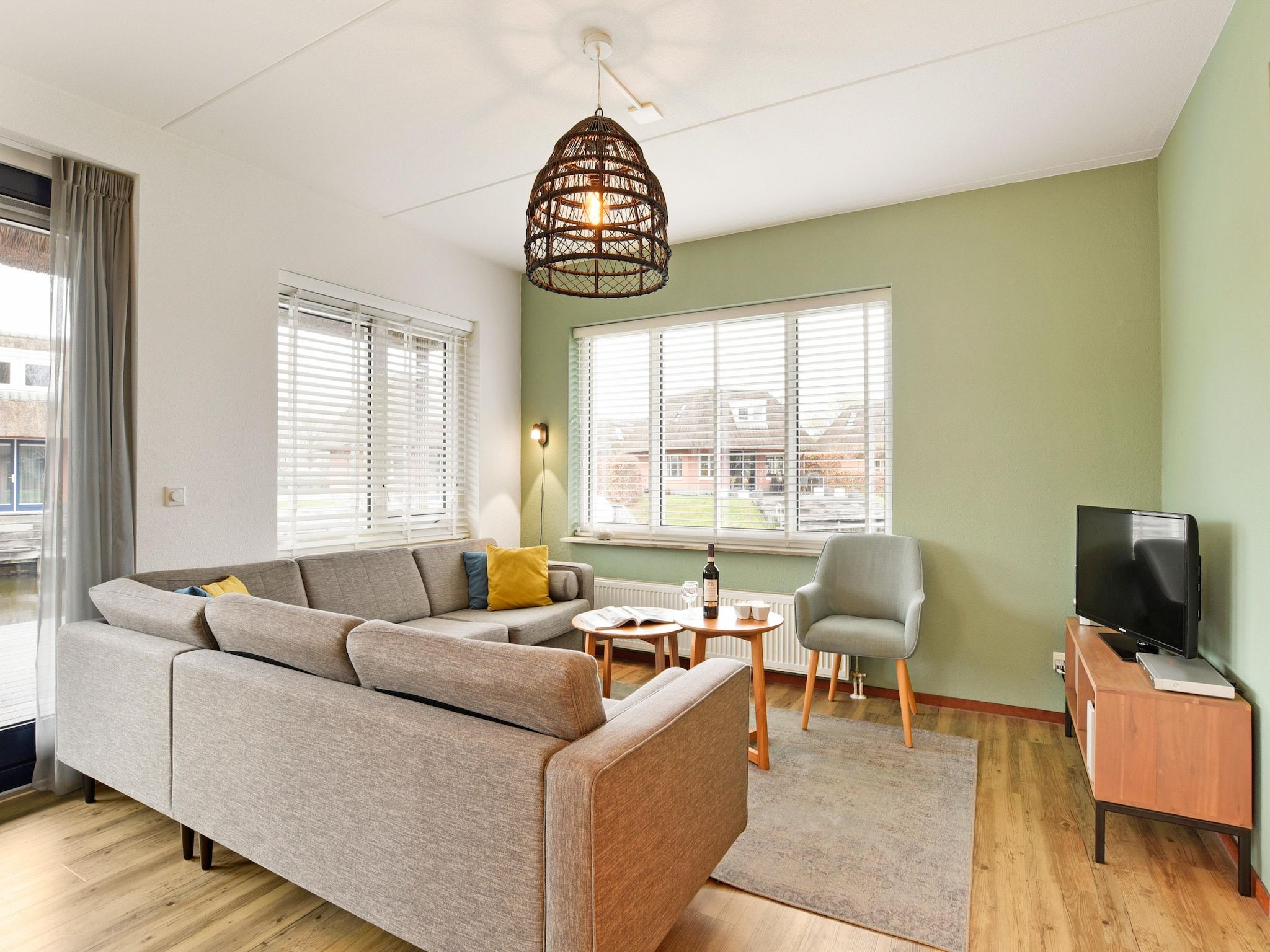 De woonkamer van Waterpark De Bloemert 13 in Midlaren