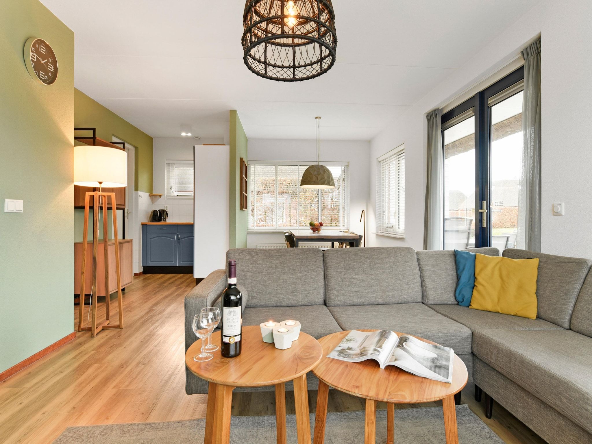 De woonkamer van Waterpark De Bloemert 13 in Midlaren