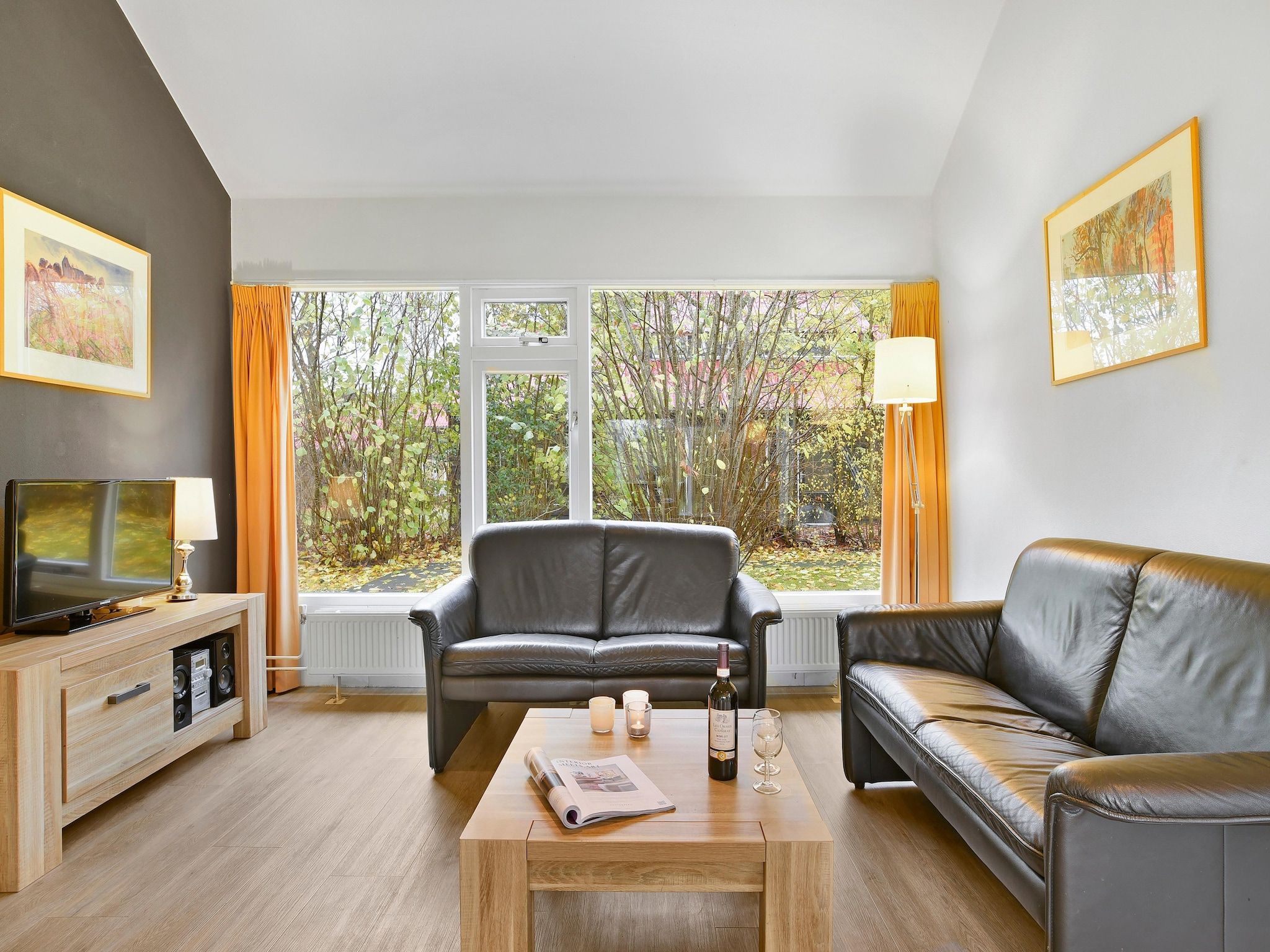 De woonkamer van Waterpark De Bloemert 14 in Midlaren