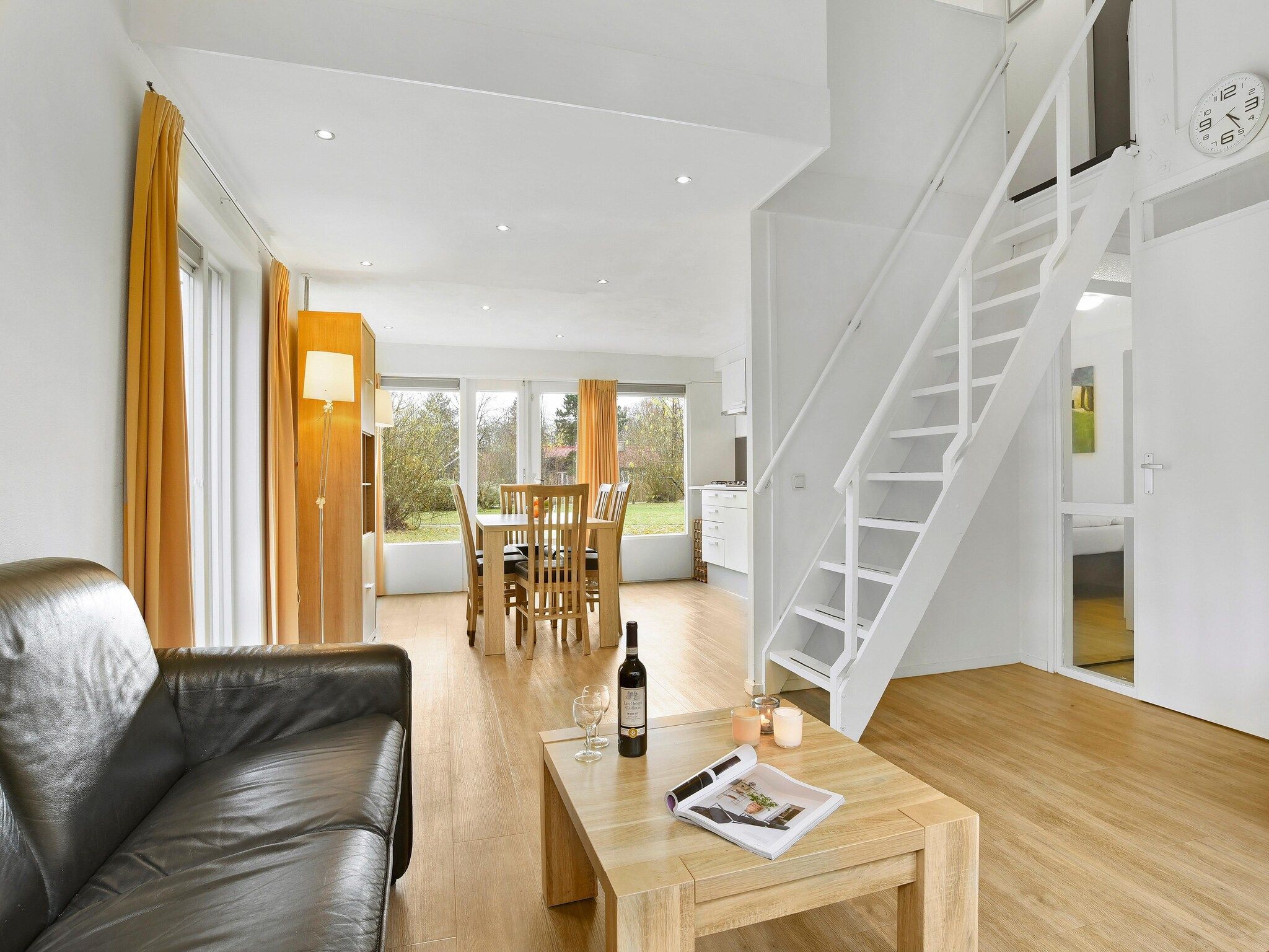 De woonkamer van Waterpark De Bloemert 14 in Midlaren