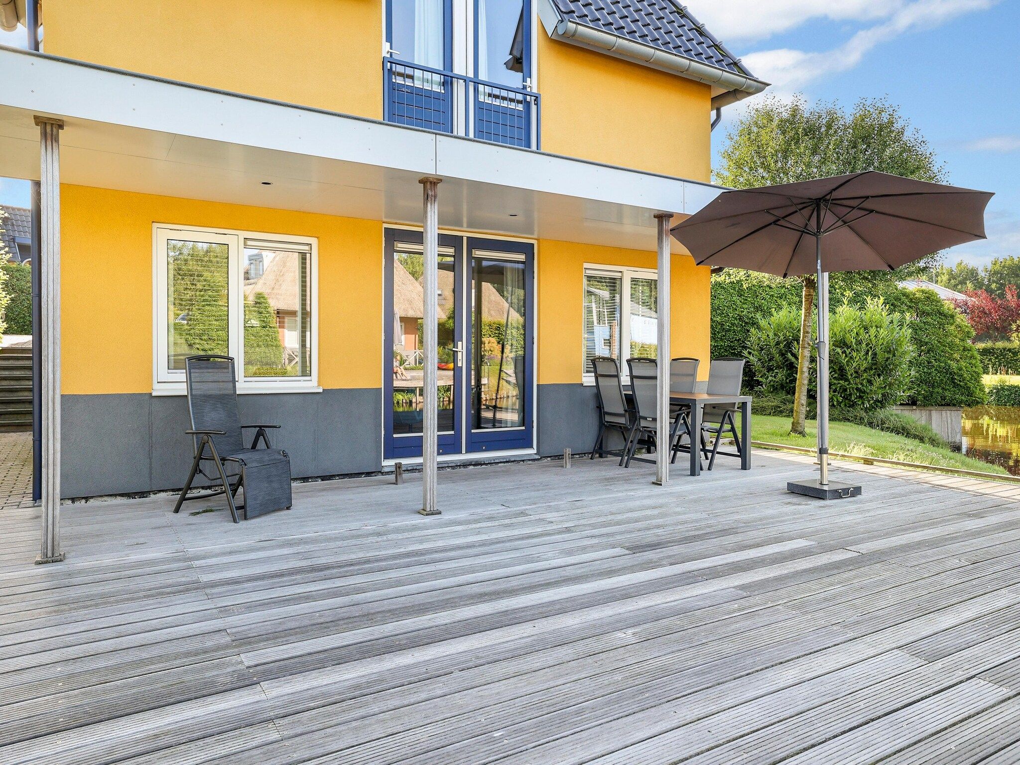 Het terras van Waterpark De Bloemert 15 in Midlaren