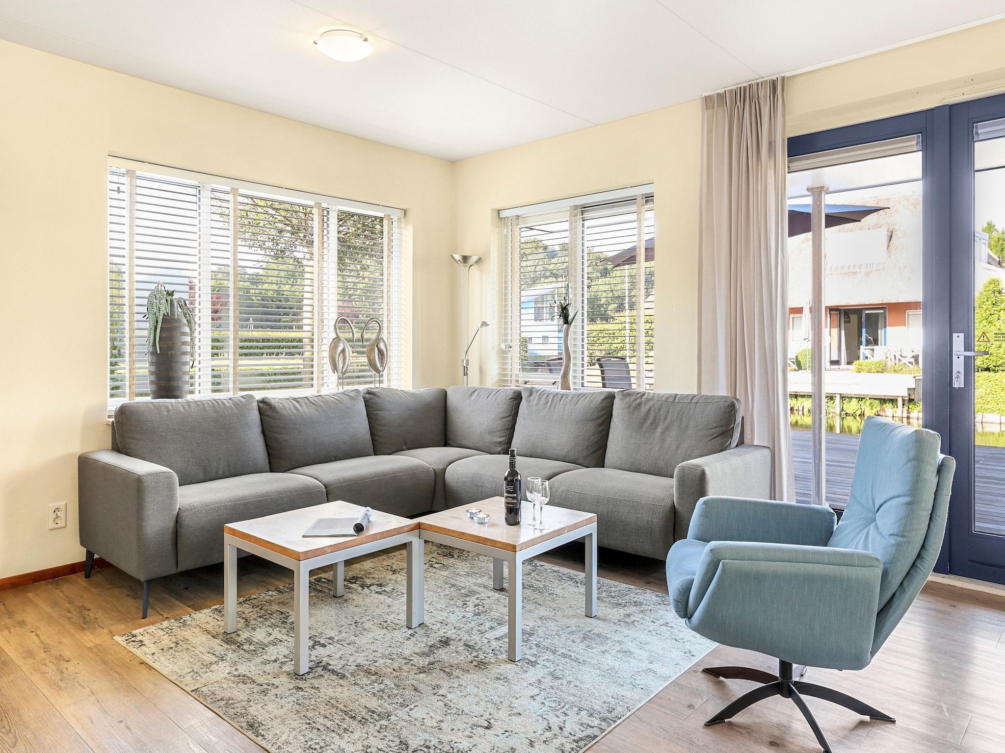 De woonkamer van Waterpark De Bloemert 15 in Midlaren