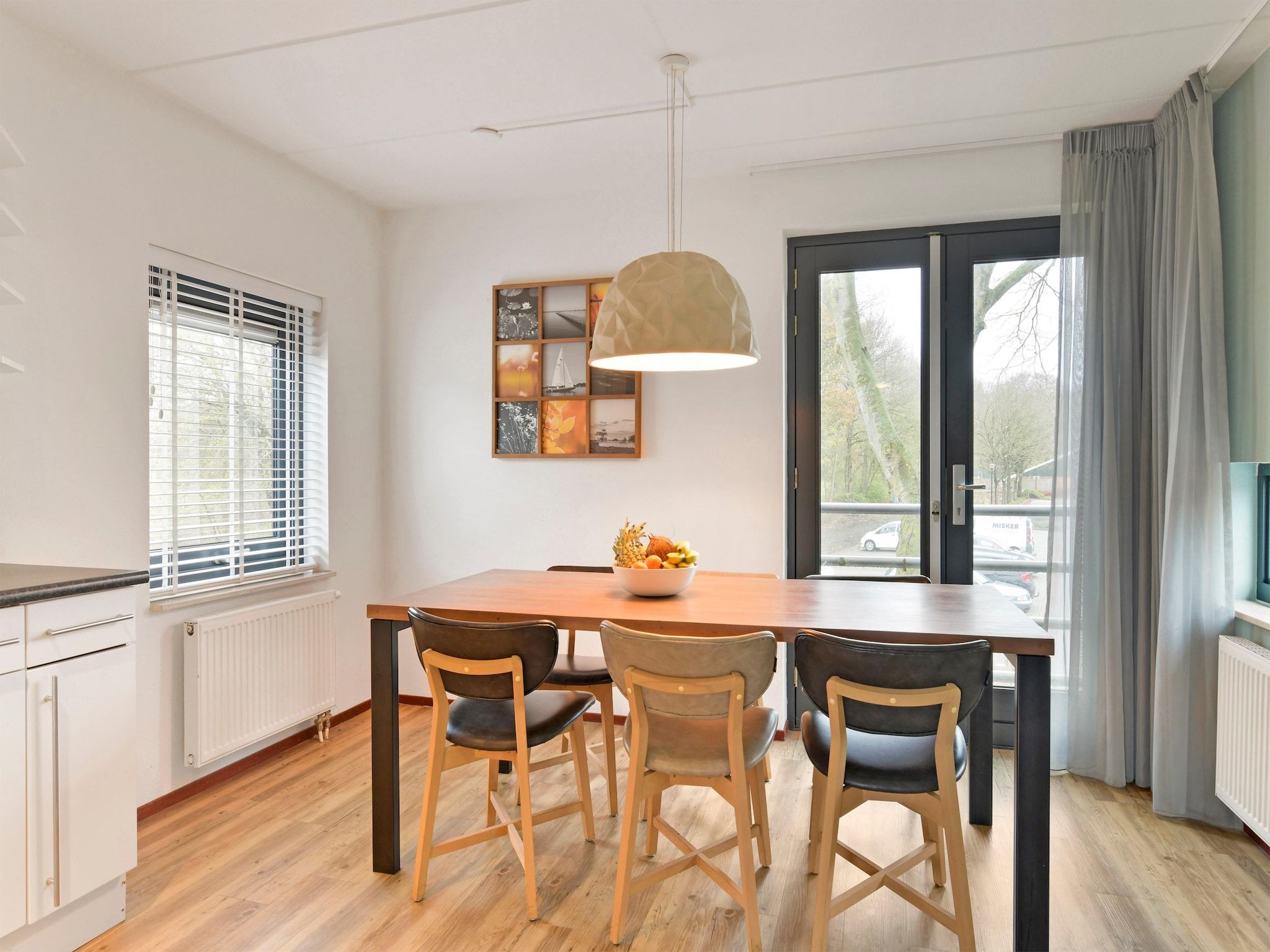 De woonkamer van Waterpark De Bloemert 16 in Midlaren