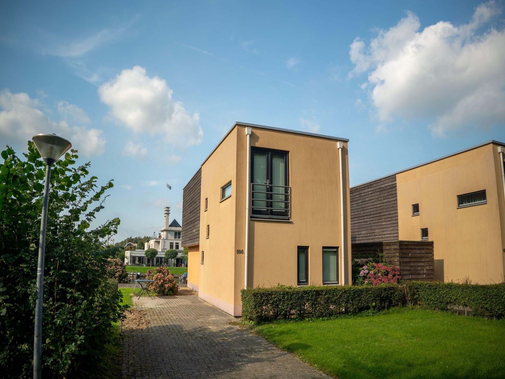 De buitenkant van Waterpark De Bloemert 16 in Midlaren