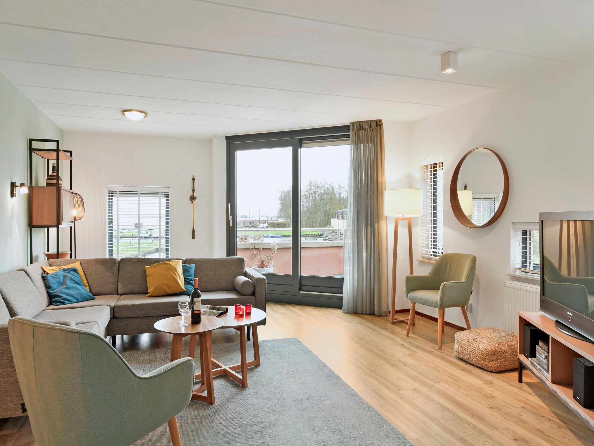 De woonkamer van Waterpark De Bloemert 16 in Midlaren