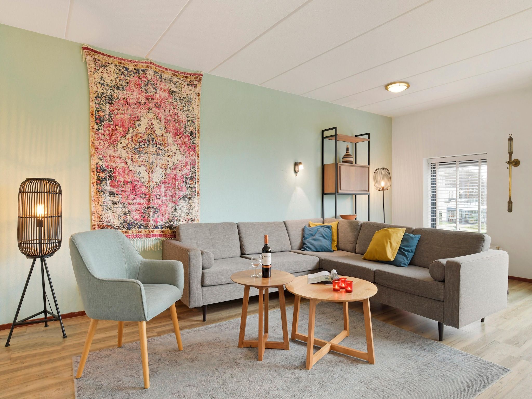 De woonkamer van Waterpark De Bloemert 16 in Midlaren