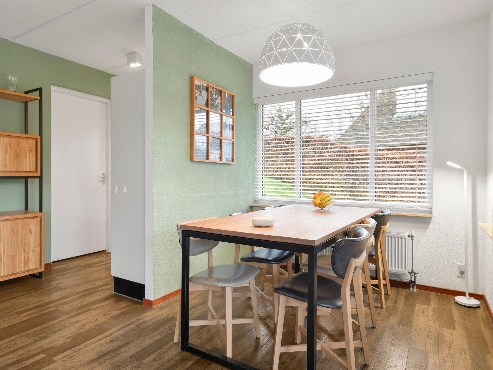 De woonkamer van Waterpark De Bloemert 17 in Midlaren