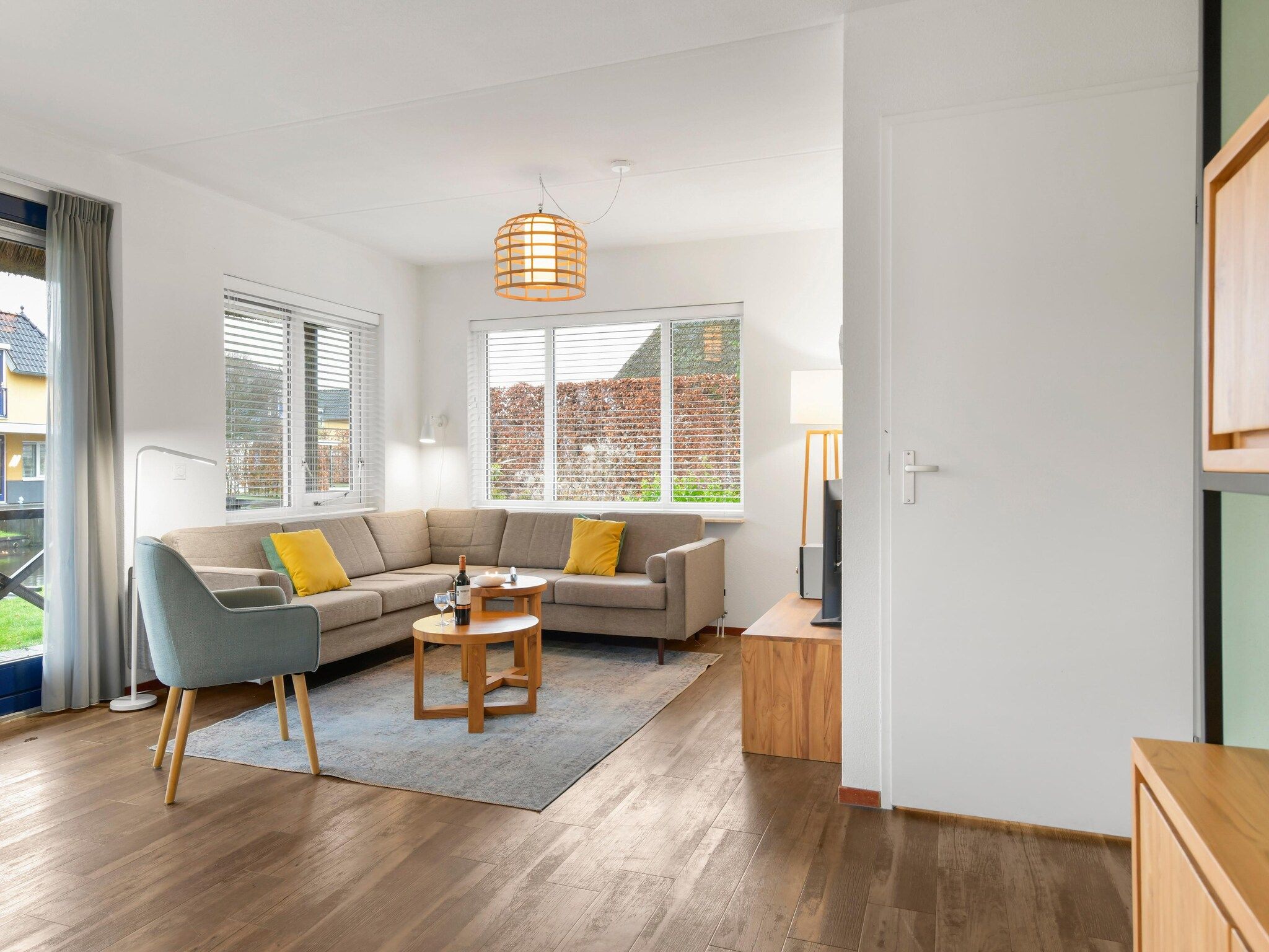 De woonkamer van Waterpark De Bloemert 17 in Midlaren