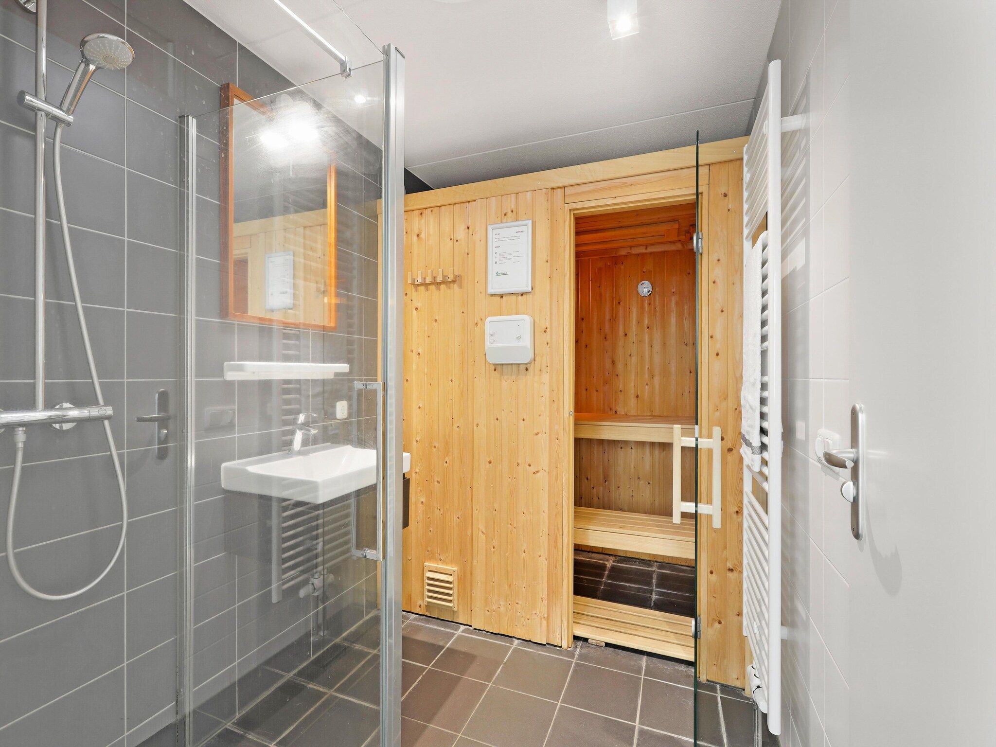 De badkamer van Waterpark De Bloemert 19 in Midlaren