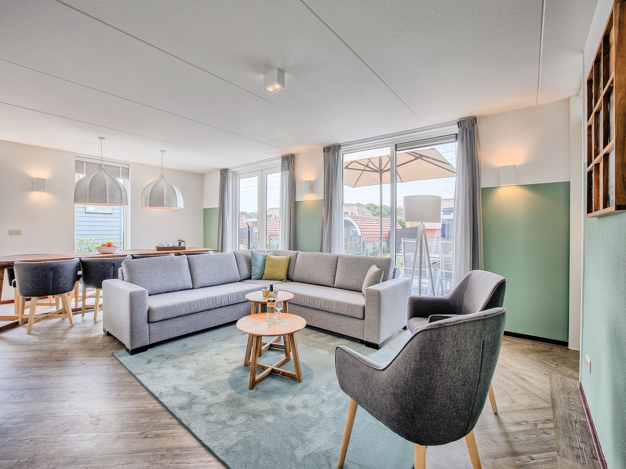 De woonkamer van Waterpark De Bloemert 19 in Midlaren