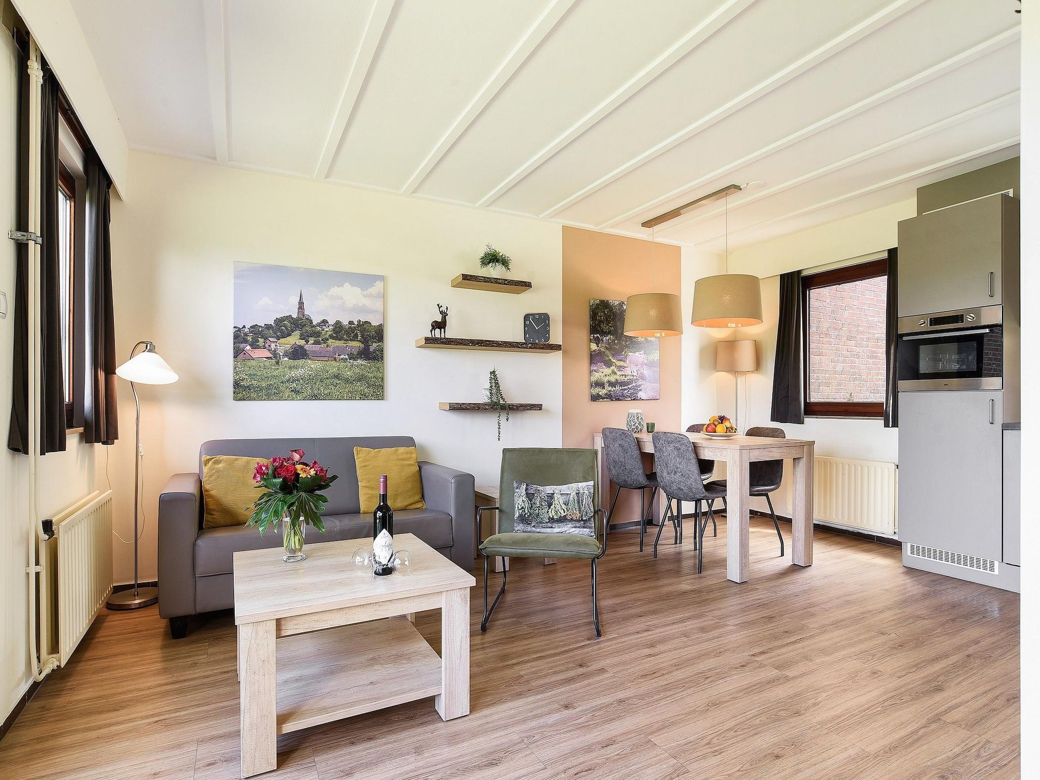 De woonkamer van Bungalow 4B1 in Vijlen