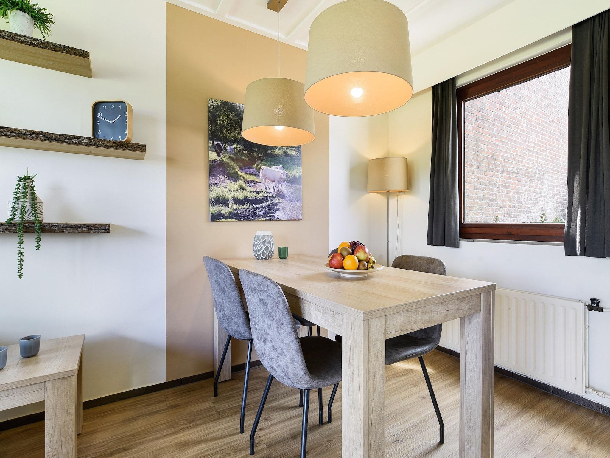 De eetkamer van Bungalow 4B1 in Vijlen