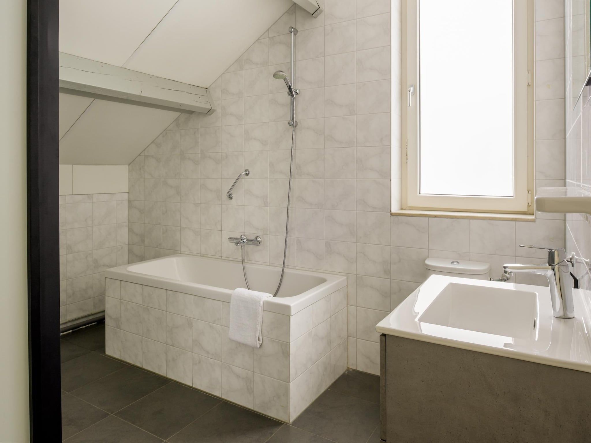 De badkamer van Vakantiepark Reevallis 4 in Vijlen