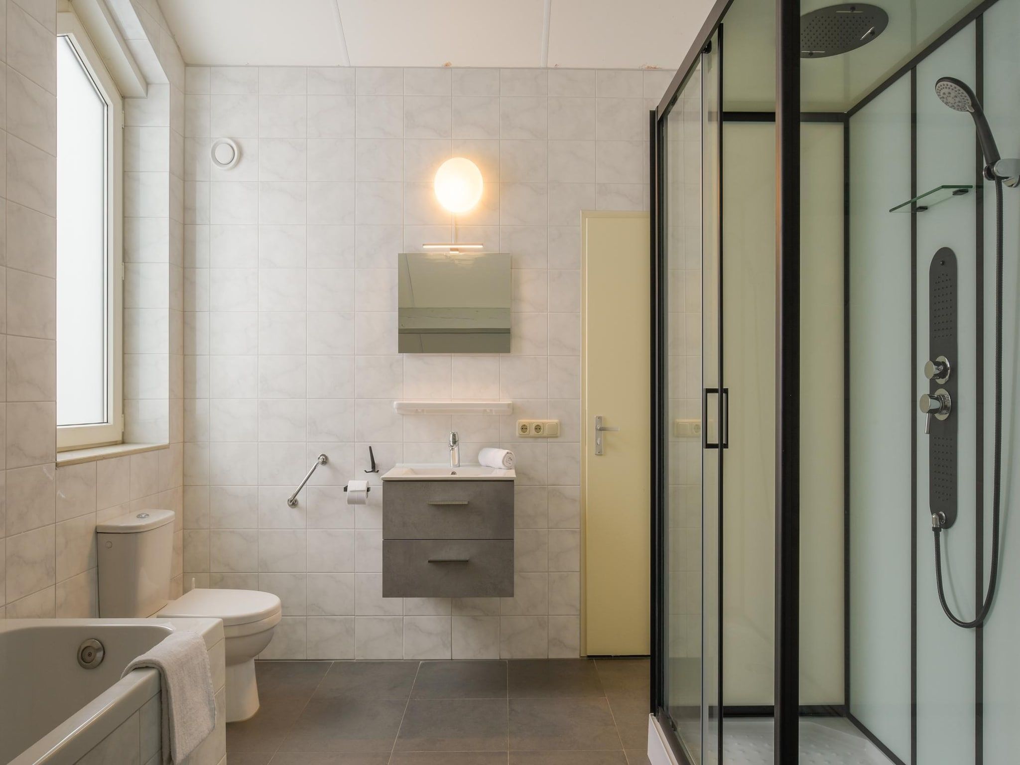 De badkamer van Vakantiepark Reevallis 4 in Vijlen